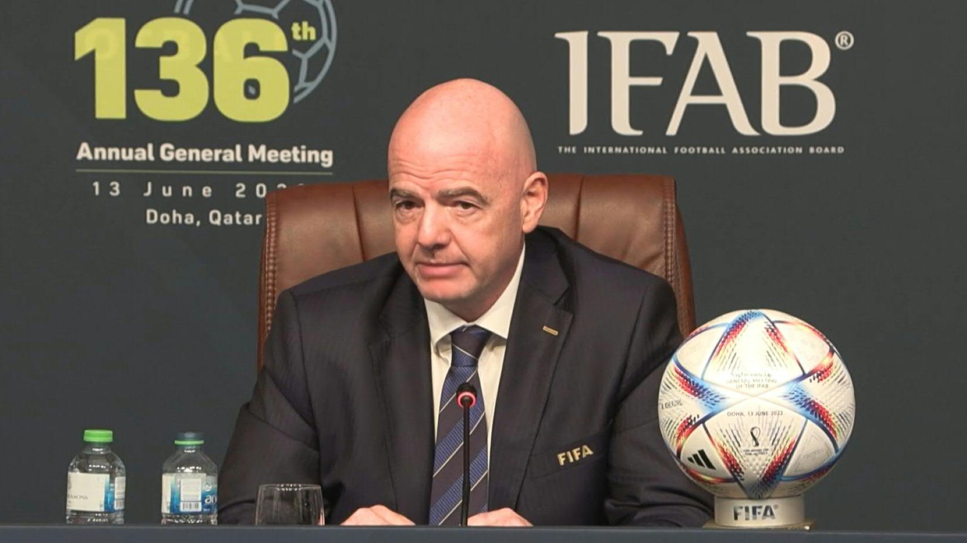 El principio de que cada equipo disponga de la posibilidad de realizar cinco cambios durante un partido, en lugar de tres, fue "validado definitivamente" el lunes por la International Board (IFAB), el organismo garante de las reglas del fútbol.