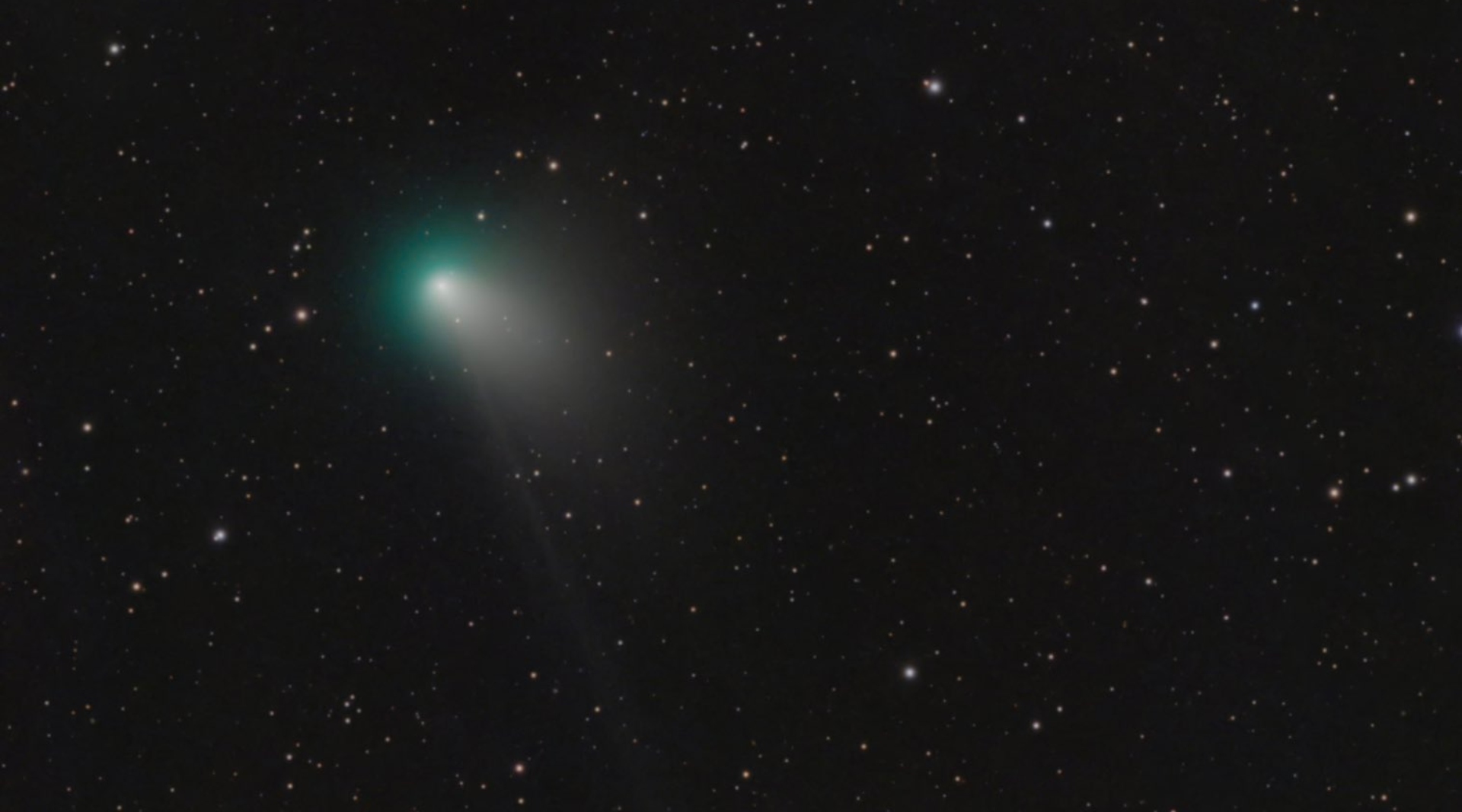 Un brillante cometa fue fotografiado por especialistas en la materia desde los primeros días del 2023 (Twitter/@brennanmgilmore)