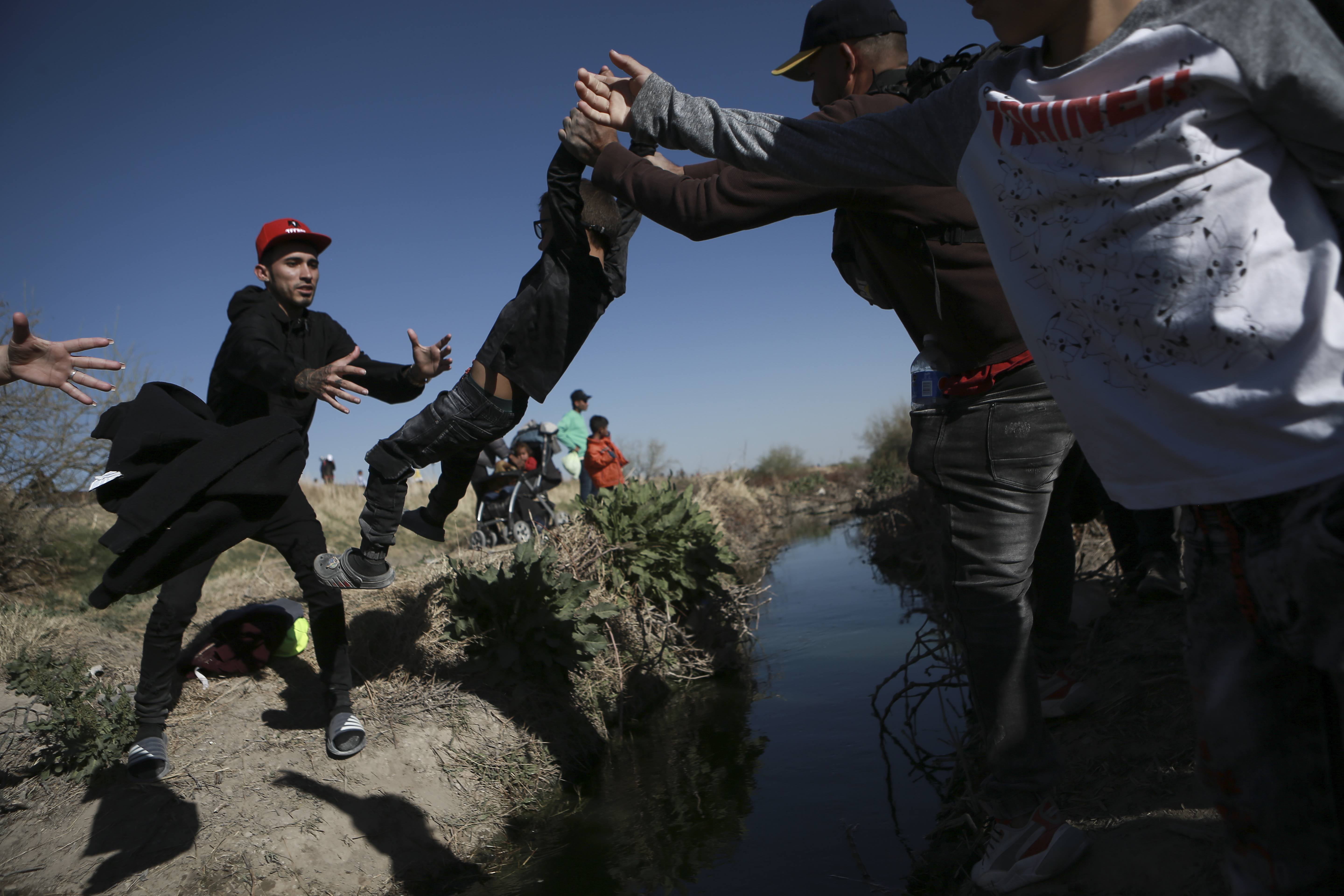Familias migrantes se lanzaron al río Bravo para cruzar a EEUU pese a riesgos  