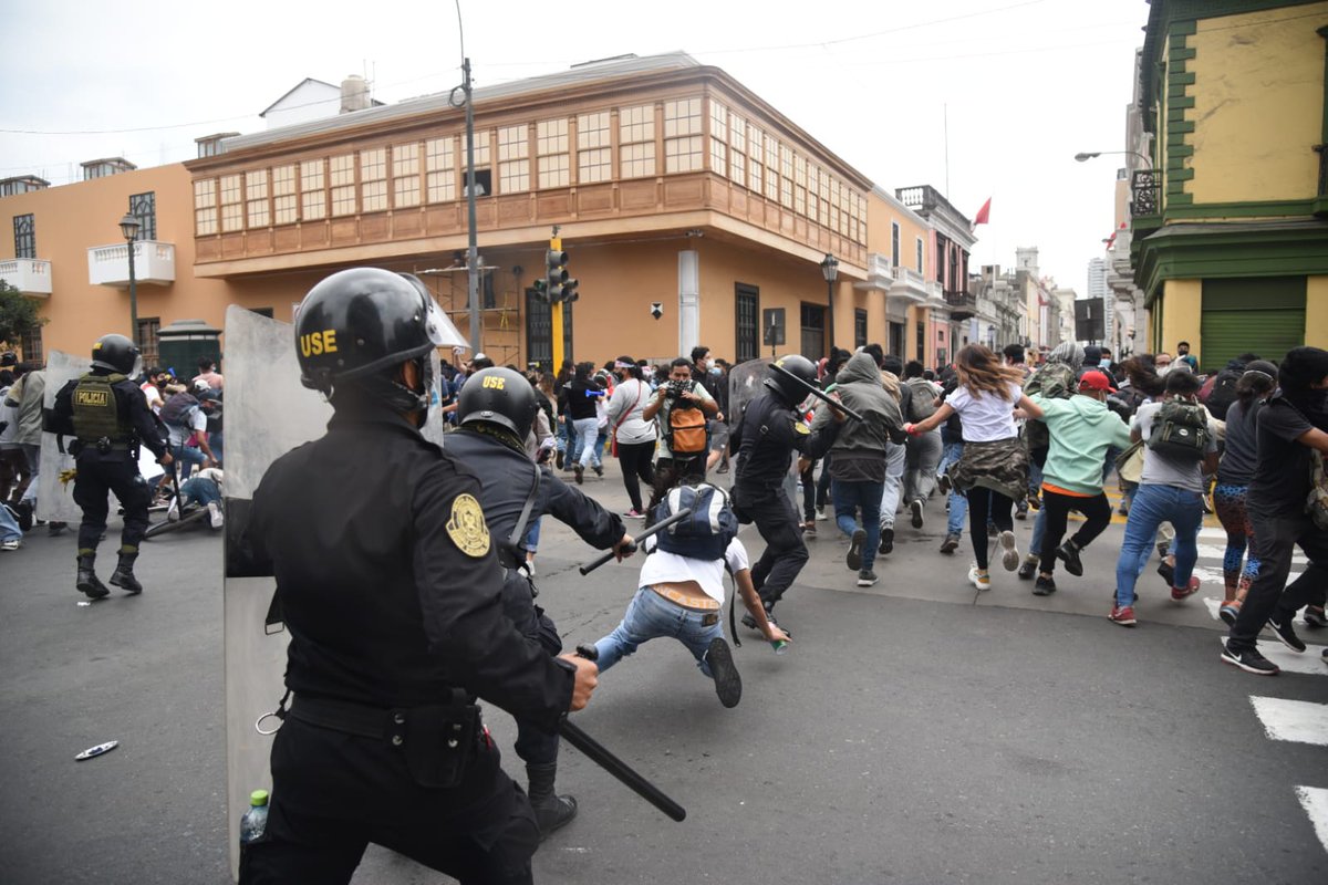 Opositores del gobierno habrían sido agredidos por la PNP dentro de las dependencias.