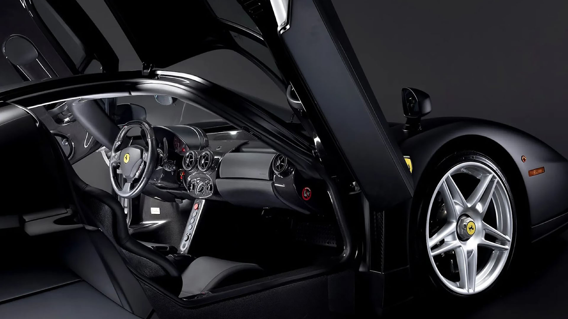 El interior de la Ferrari Enzo también es completamente negro, a diferencia de la Testarossa de Maradona que tenía tapizados blancos