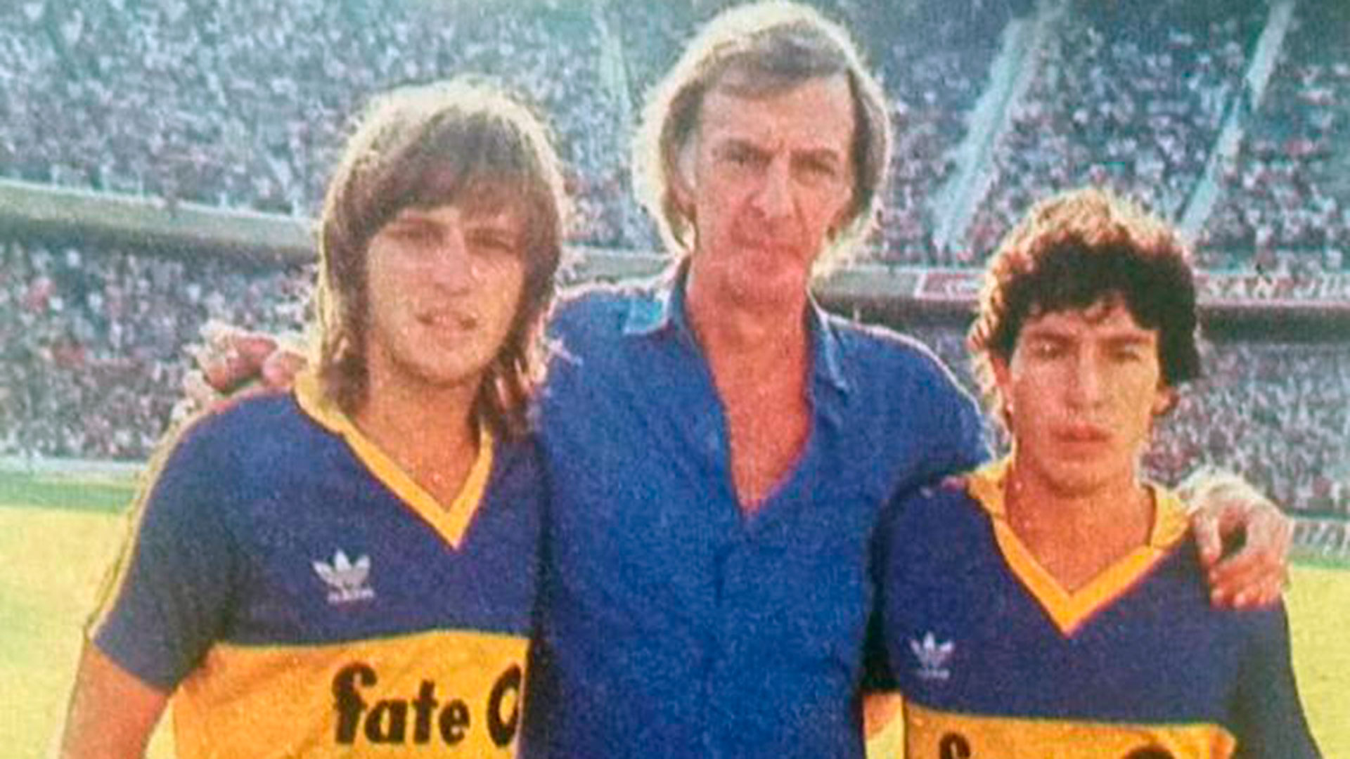 César Luis Menotti con Rinaldi y Tapia previo al partido con Argentinos Juniors en 1987
