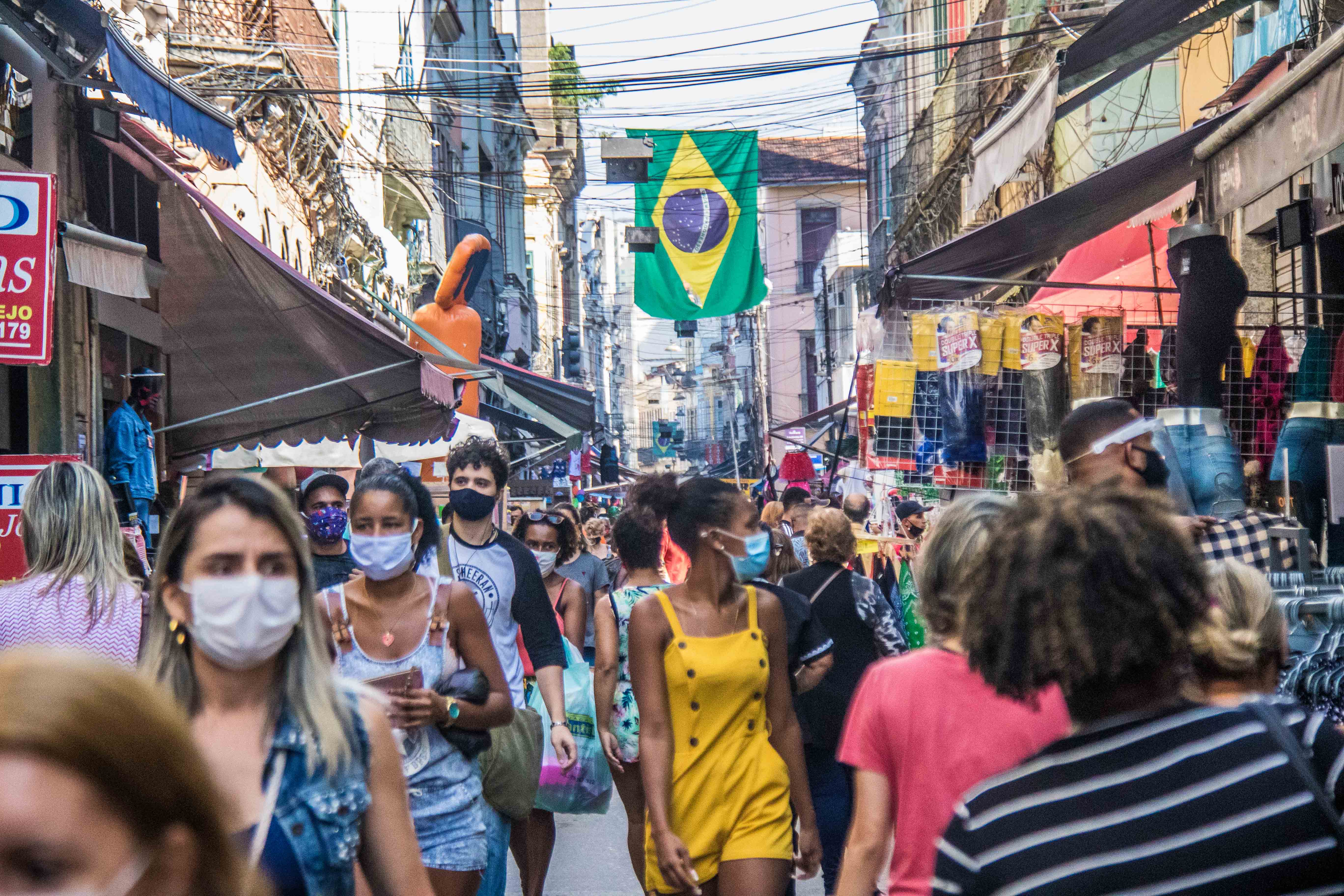 Transeúntes con mascarillas en una zona comercial de Río de Janeiro (Europa Press)