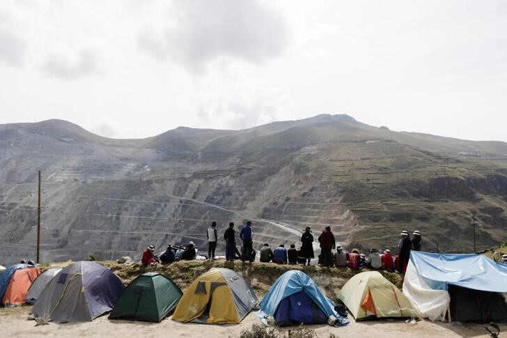 FOTO DE ARCHIVO: Miembros de comunidades indígenas acampan en la propiedad de la mina de cobre Las Bambas, en Las Bambas, Perú, el 26 de abril de 2022. REUTERS/Angela Ponce