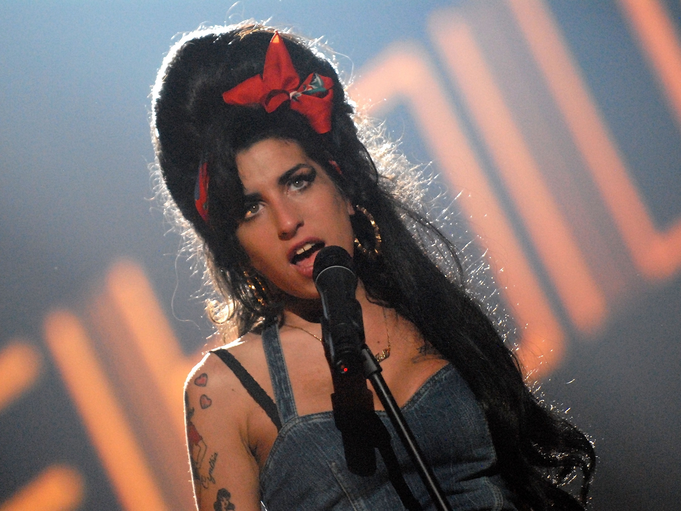 Amy Winehouse, cantante genial : la compulsión de destruirse