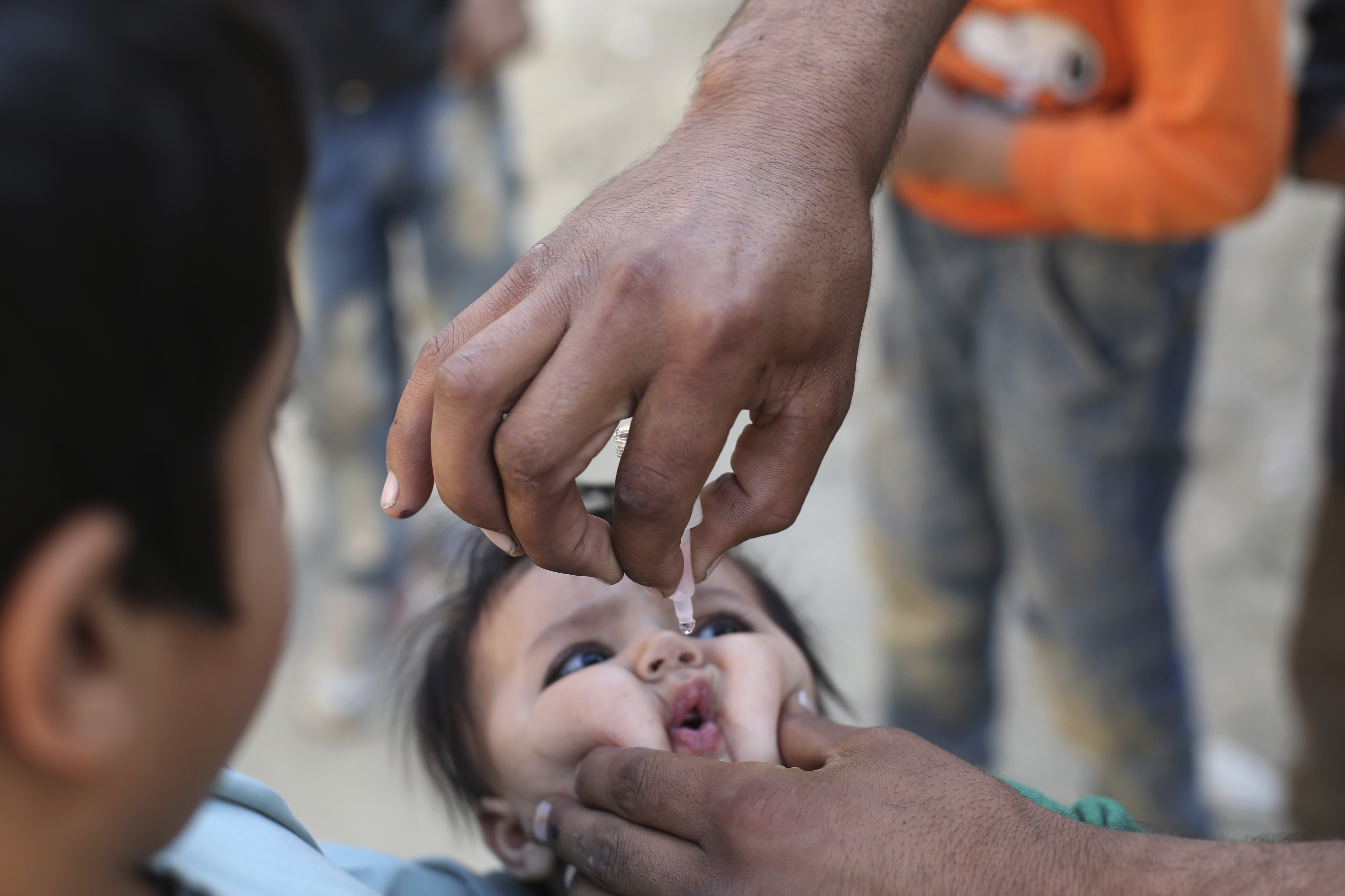 Los servicios de salud públicos y privados deberán garantizar la vacunación contra sarampión, rubéola, paperas y poliomielitis en forma gratuita y obligatoria (AP Photo/Rahmat Gul)