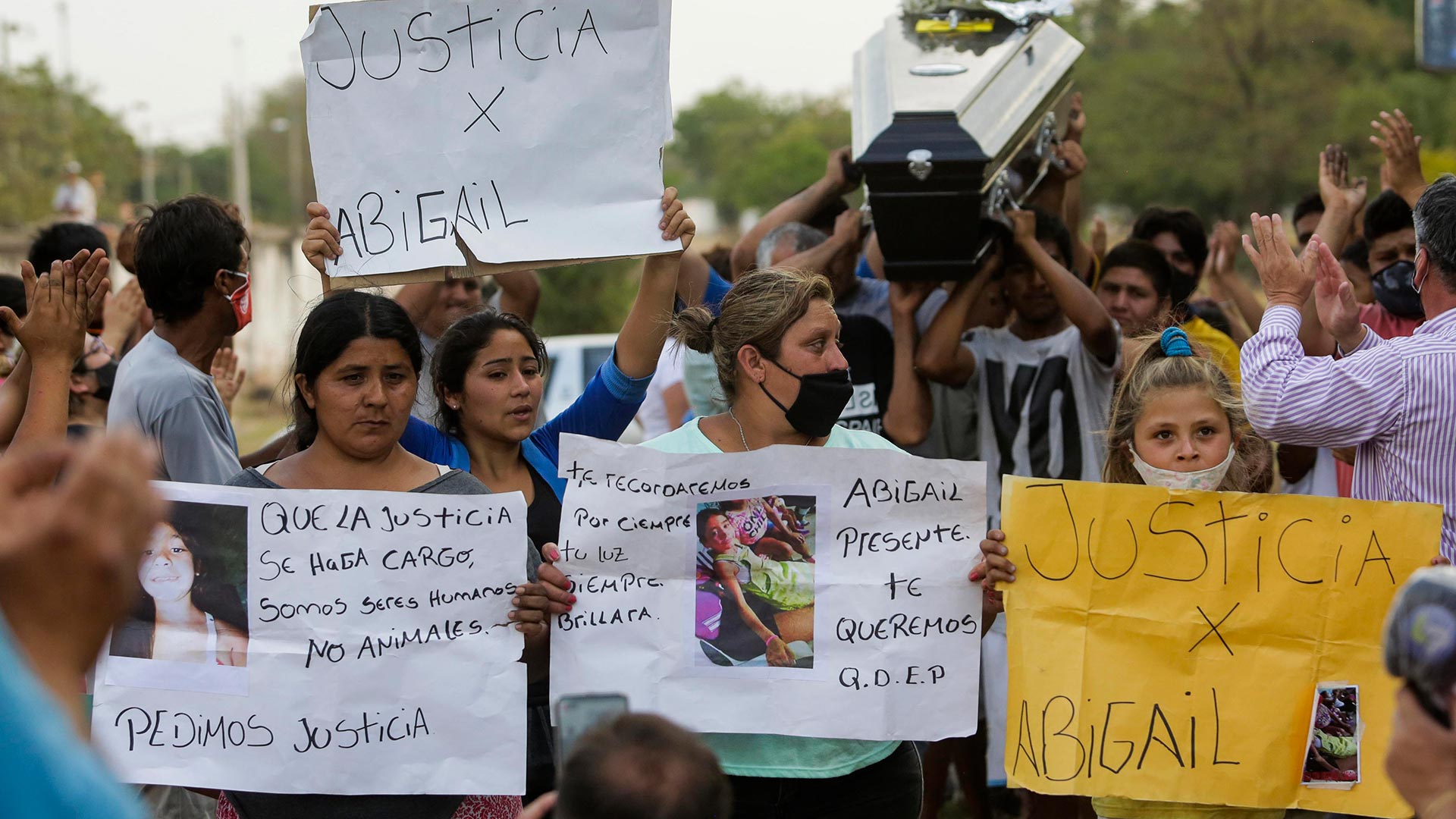 Este lunes, un grupo de vecinos participó de una manifestación durante el entierro de Abigail Riquel para pedir Justicia por la nena de 9 años asesinada en Tucumán (Télam)