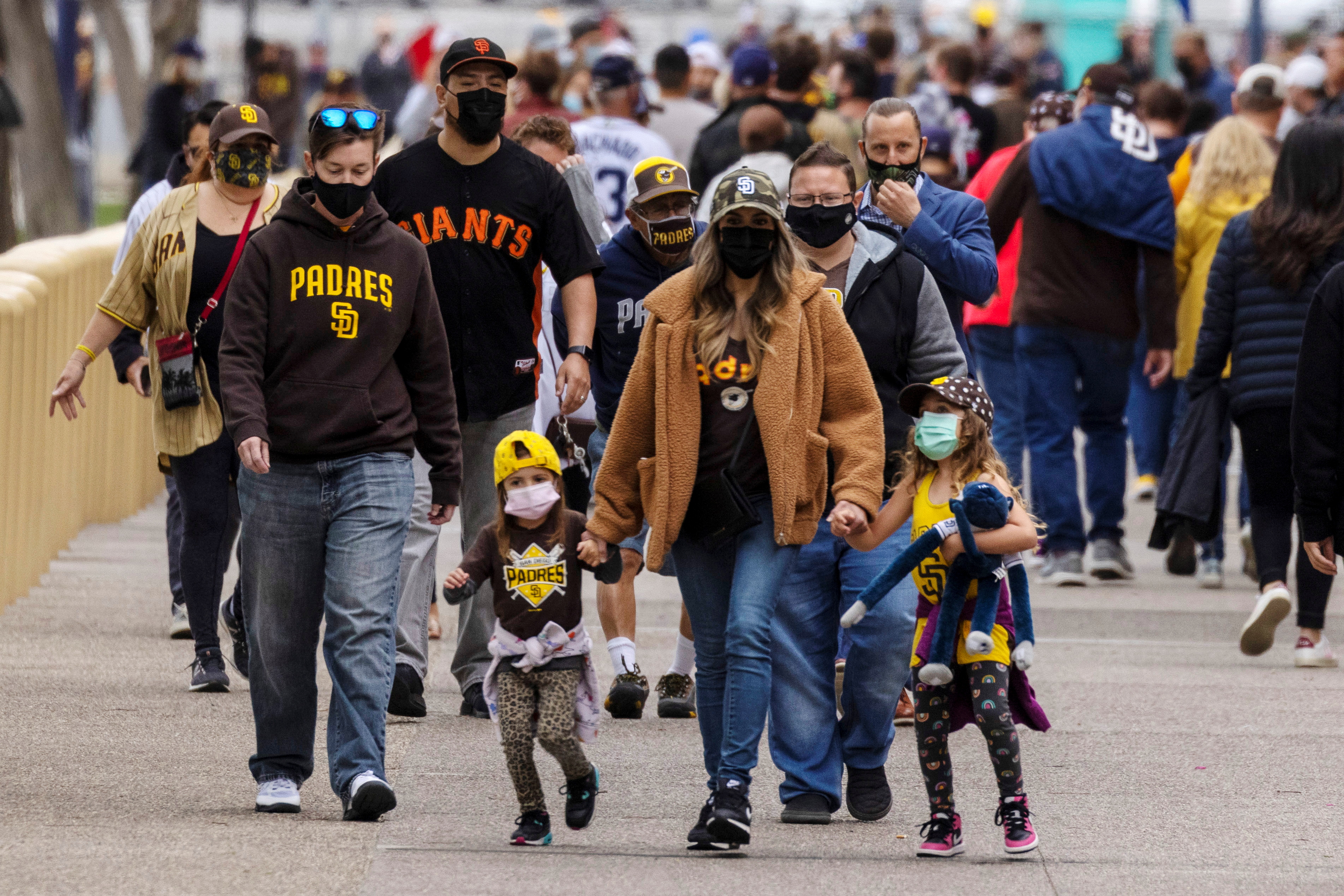 Familias se reúnen en las cercanía del estadio Petco Park en San Diego, California (Reuters)