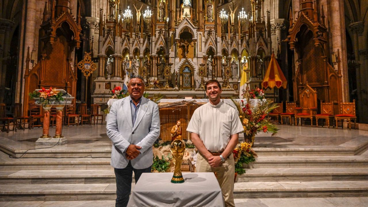 Tras el Mundial de Qatar, Chiqui Tapia llevó la Copa del Mundo a la Basílica de Luján