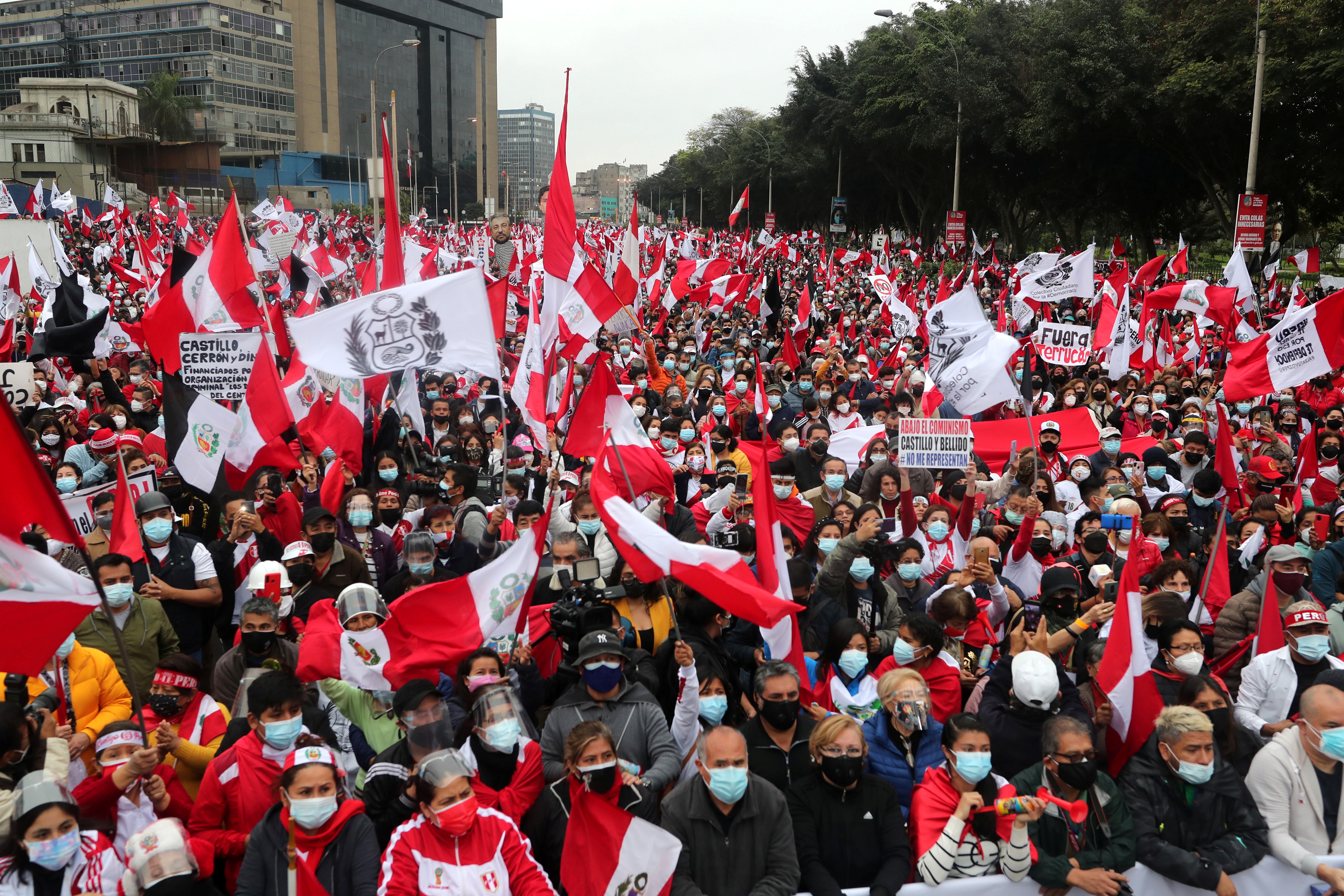 Miles de personas participaron en una protesta contra la designación de un ultraizquierdista como primer ministro de Perú