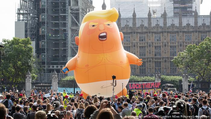 Baby Trump, del artista Leo Murray: un globo gigante del ex presidente con un teléfono listo para tuitear, inflado en Londres durante las protestas por la visita de Donald Trump al Reino Unido.

