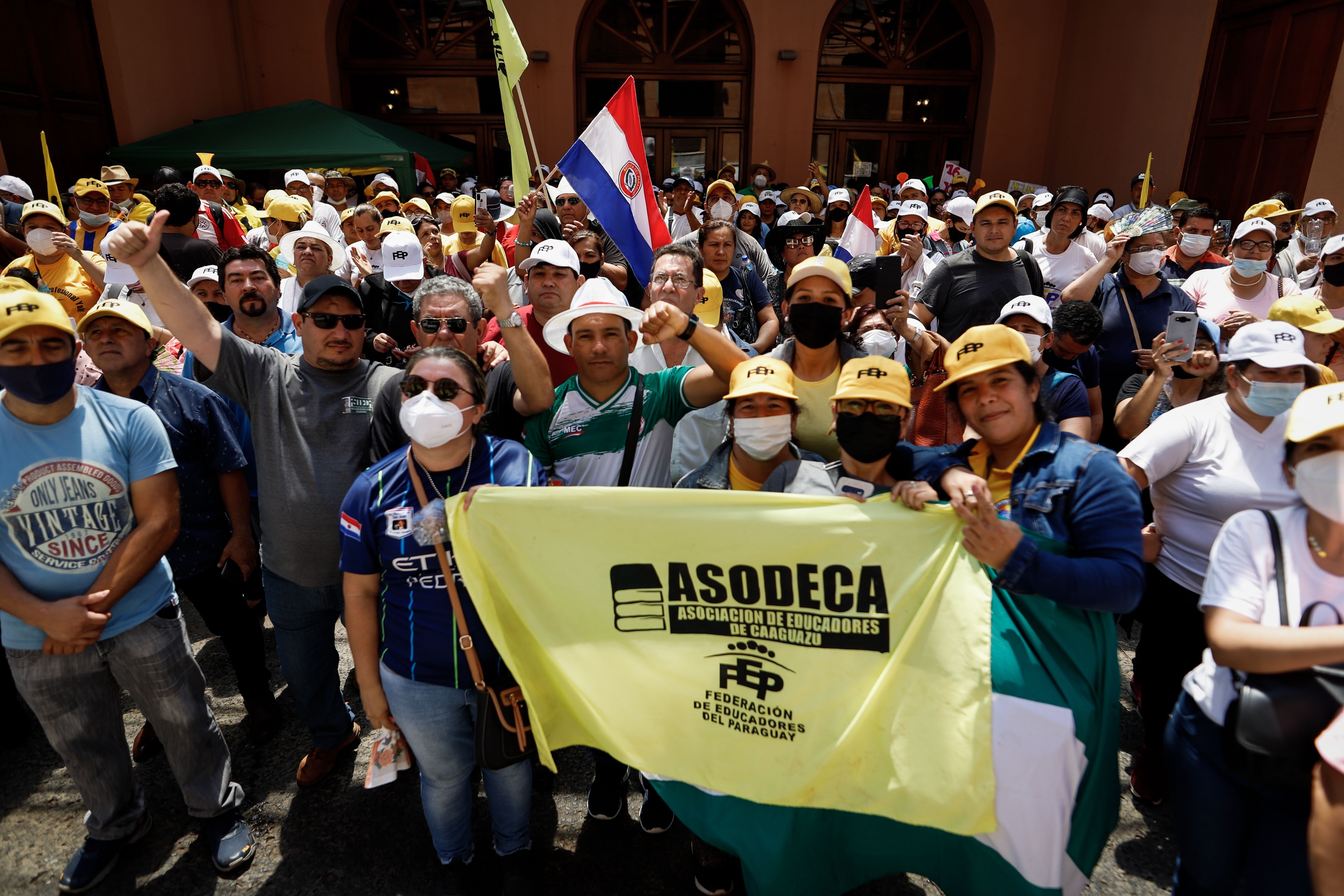 Docentes protestan este martes frente a la sede del Ministerio de Hacienda en Asunción (Foto: EFE/Nathalia Aguilar)