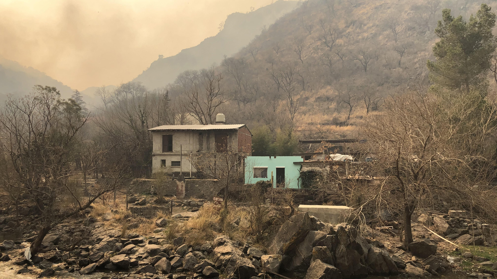 El fuego avanza sobre la zona de Casa Bamba, ubicada entre La Calera y el dique San Roque, a la altura de la vieja usina, al oeste de la Capital cordobesa.