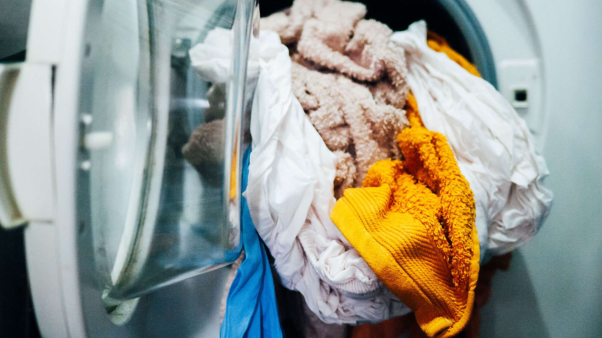 Secar una carga de ropa con una secadora que no utiliza calor, sino que simplemente gira la tela para eliminar la humedad, libera microfibras potencialmente dañinas en el aire  (Gettyimages)