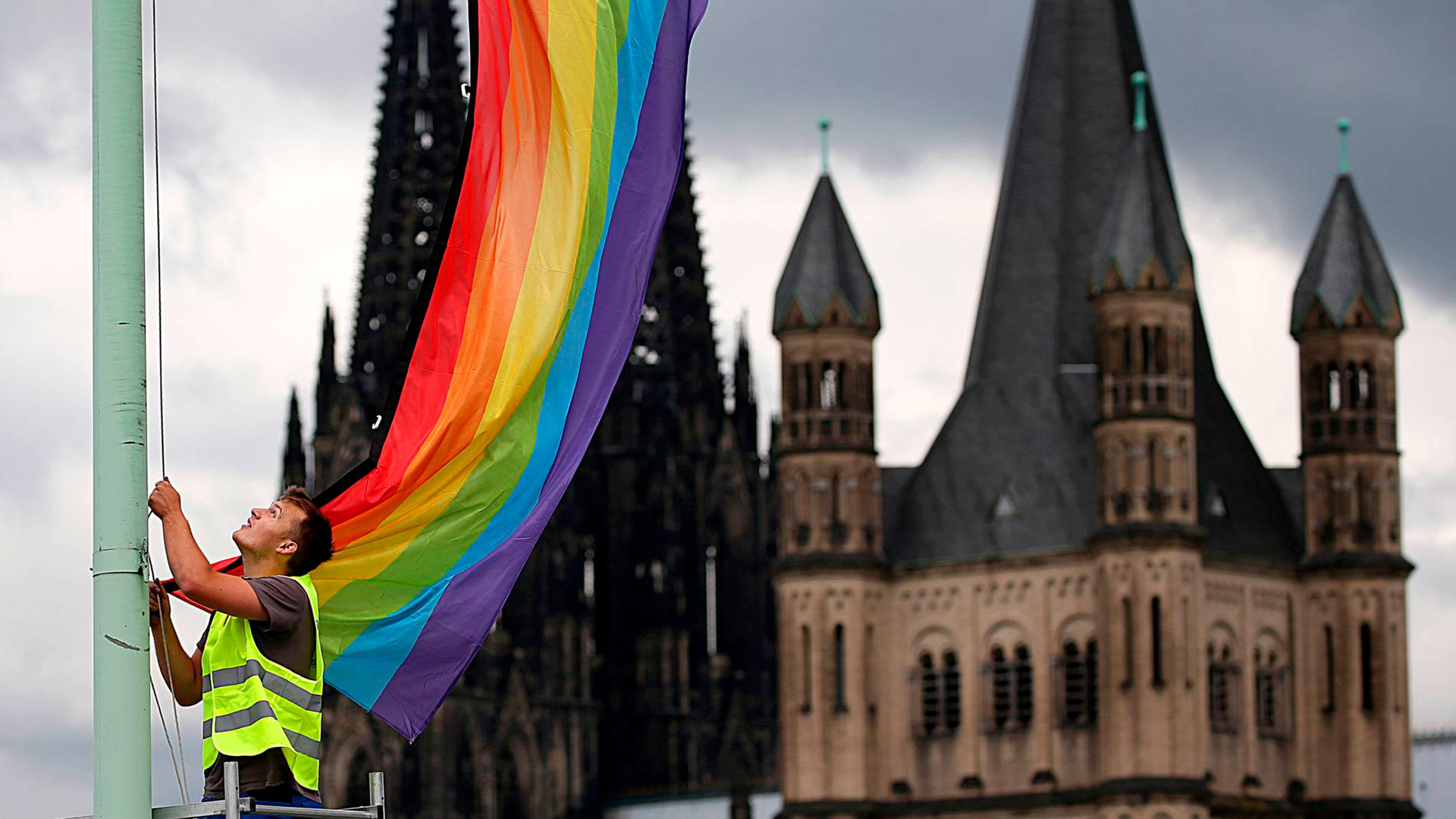 Bandera gay cerca a una iglesia alemana. AP
