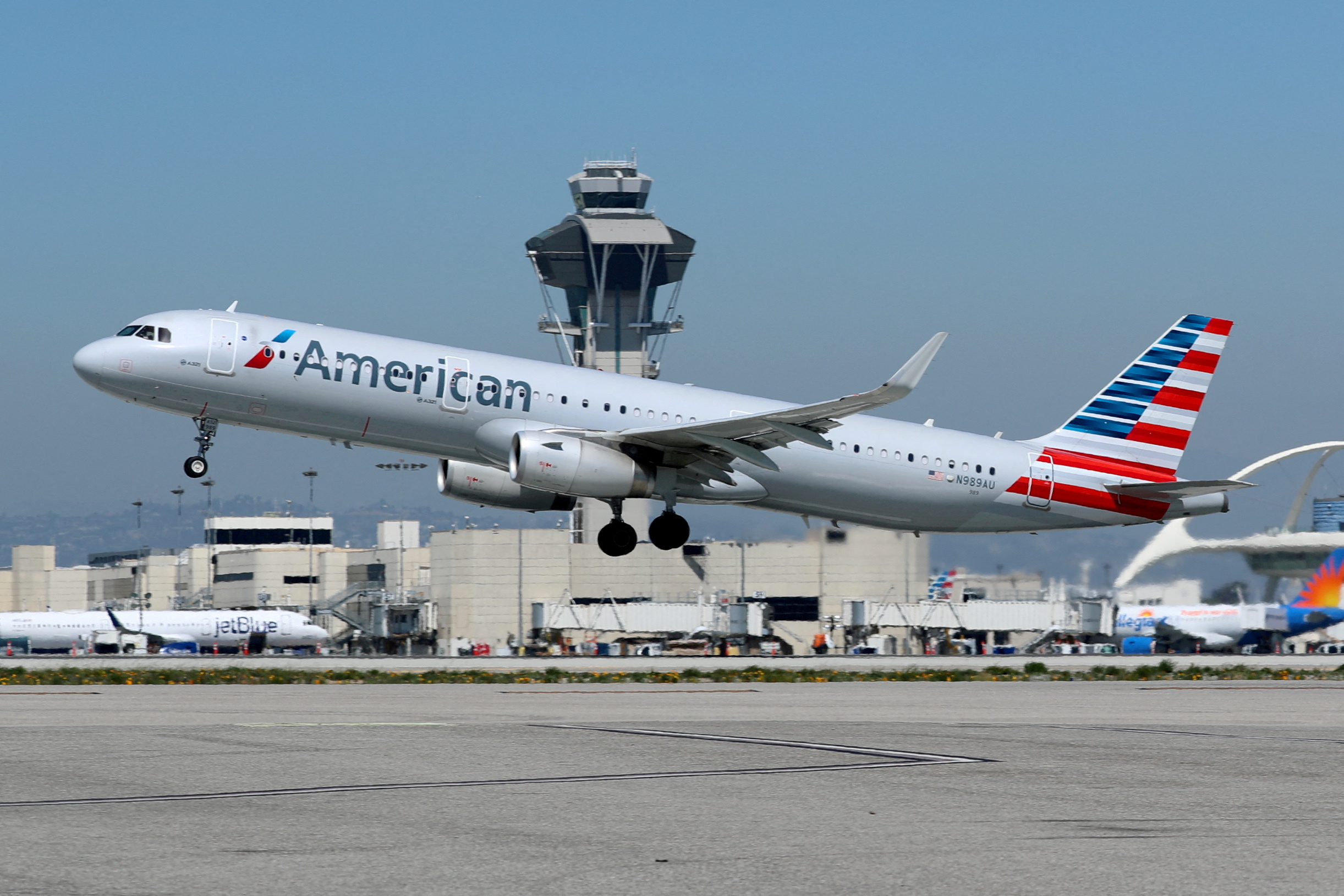 FOTO DE ARCHIVO: Un avión Airbus A321-200 de American Airlines despega del aeropuerto internacional de Los Ángeles (LAX) en Los Ángeles, California, Estados Unidos 28 de marzo de 2018. REUTERS/Mike Blake
