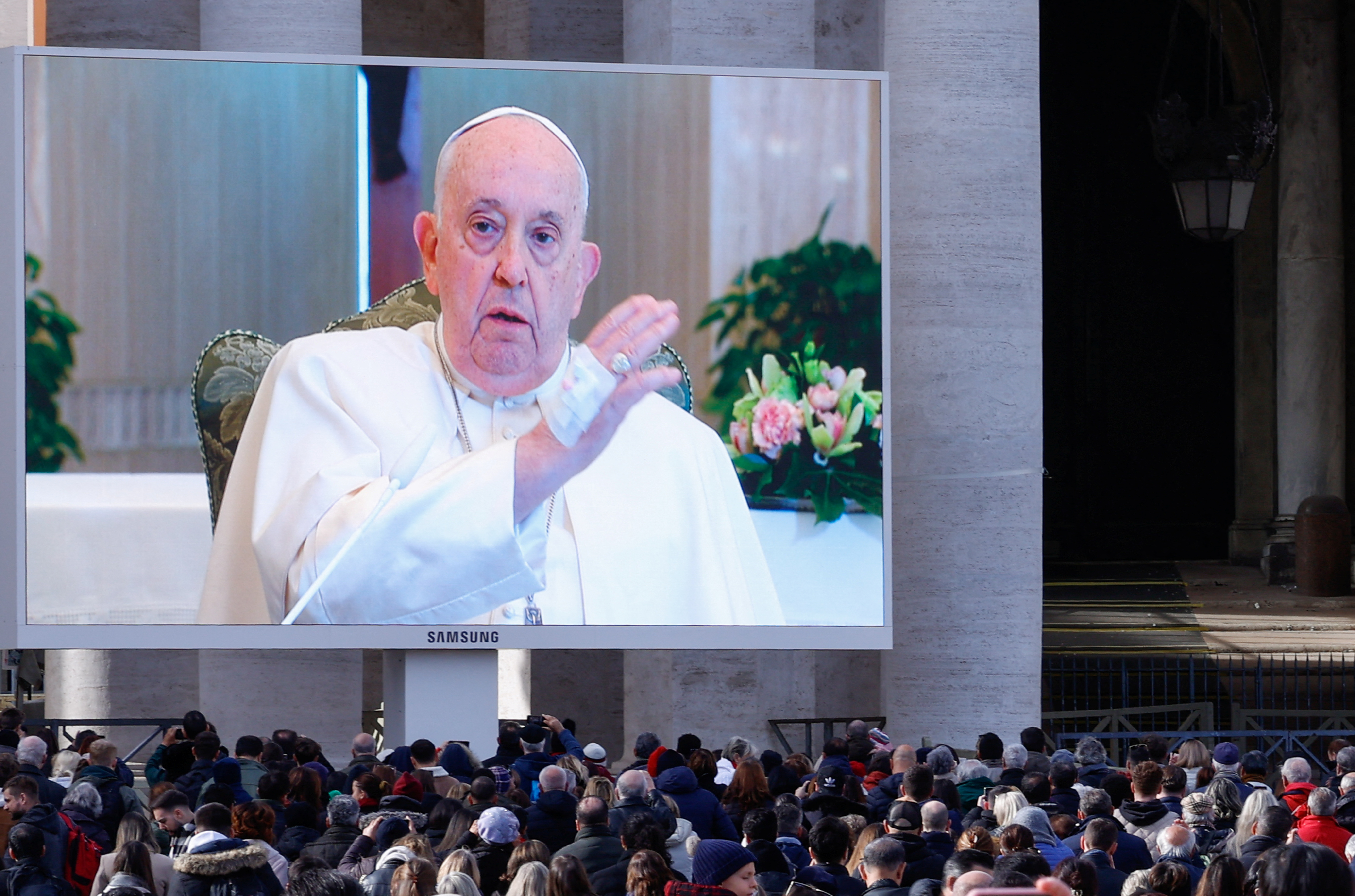 El papa Francisco reveló que tiene una “inflamación pulmonar” y no se asomó a la Plaza San Pedro para el Ángelus