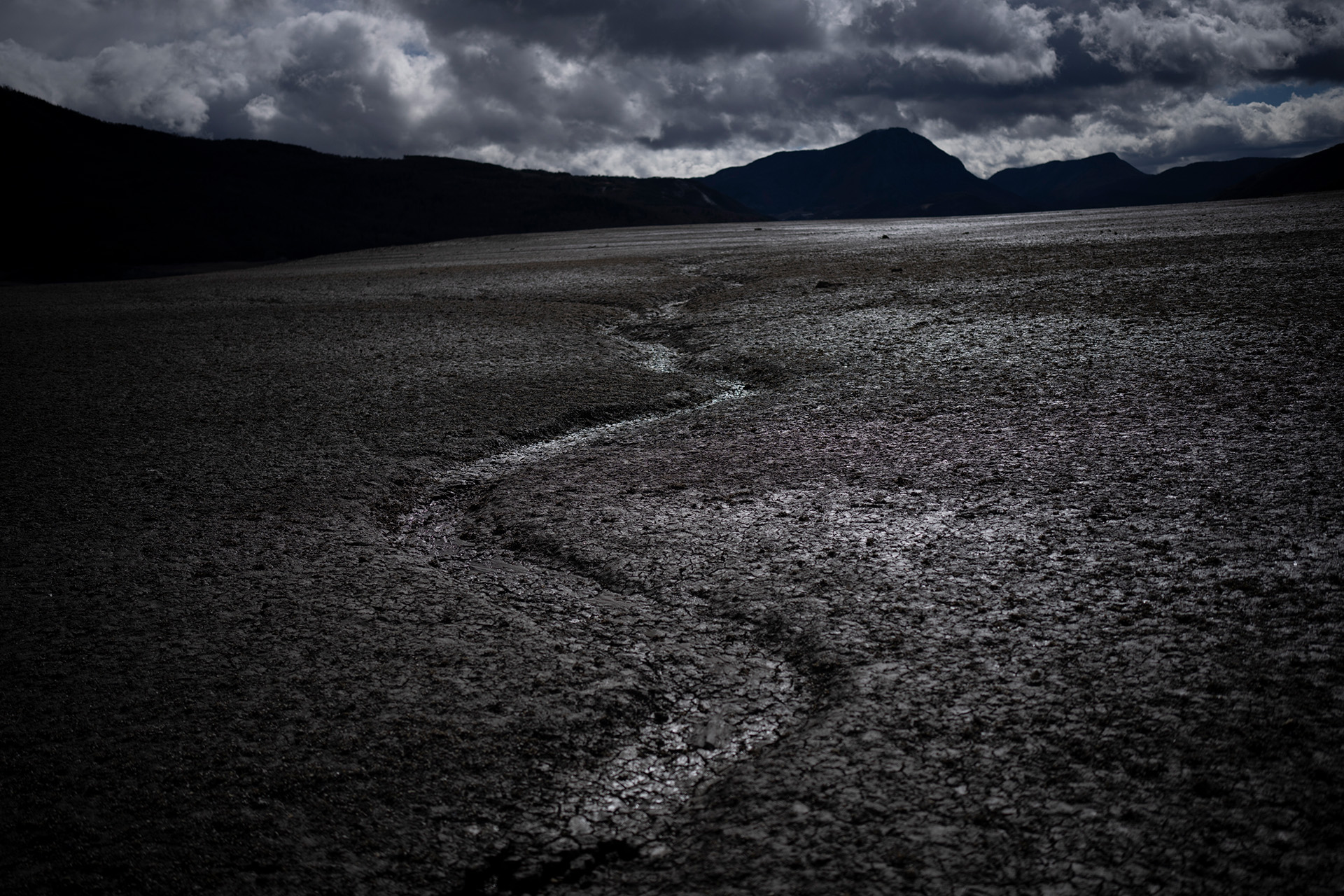 ARCHIVO - Una sección generalmente sumergida del lago Serre-Poncon está seca en el sur de Francia, el 14 de marzo de 2023. (Foto AP/Daniel Cole, archivo) 