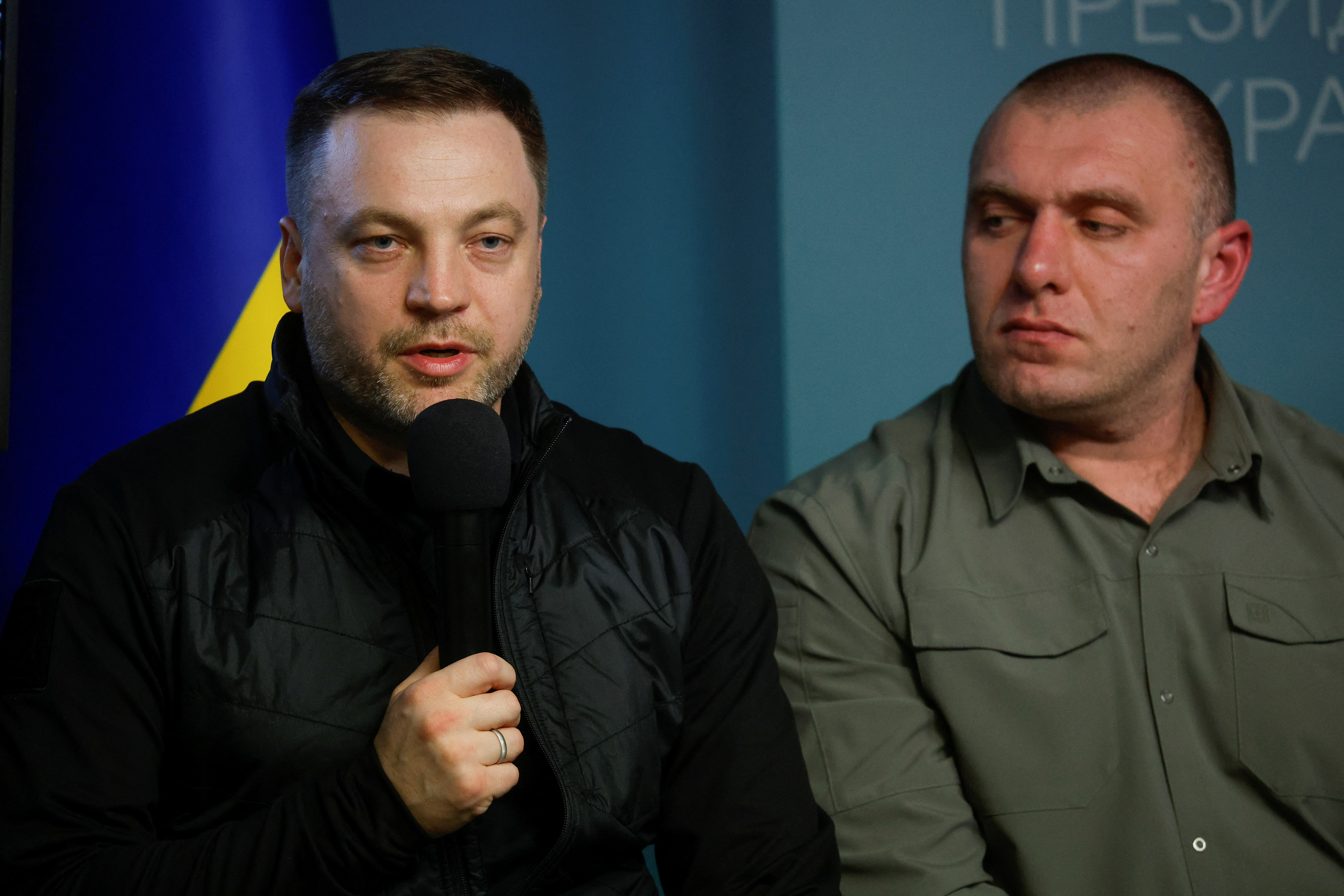 Denys Monastyrsky, a la izquierda, habla durante una conferencia de prensa en septiembre de 2022 (REUTERS/Valentyn Ogirenko)