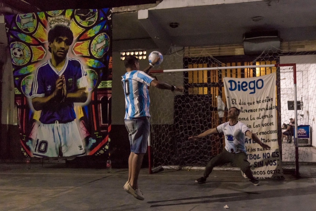 Durante el rito bautismal de la Iglesia de Maradona, los iniciados marcan un gol con la mano izquierda, la Mano de Dios que ayudó a Argentina a derrotar a Inglaterra en la Copa del Mundo de 1986. (Anita Pouchard Serra para The Washington Post)