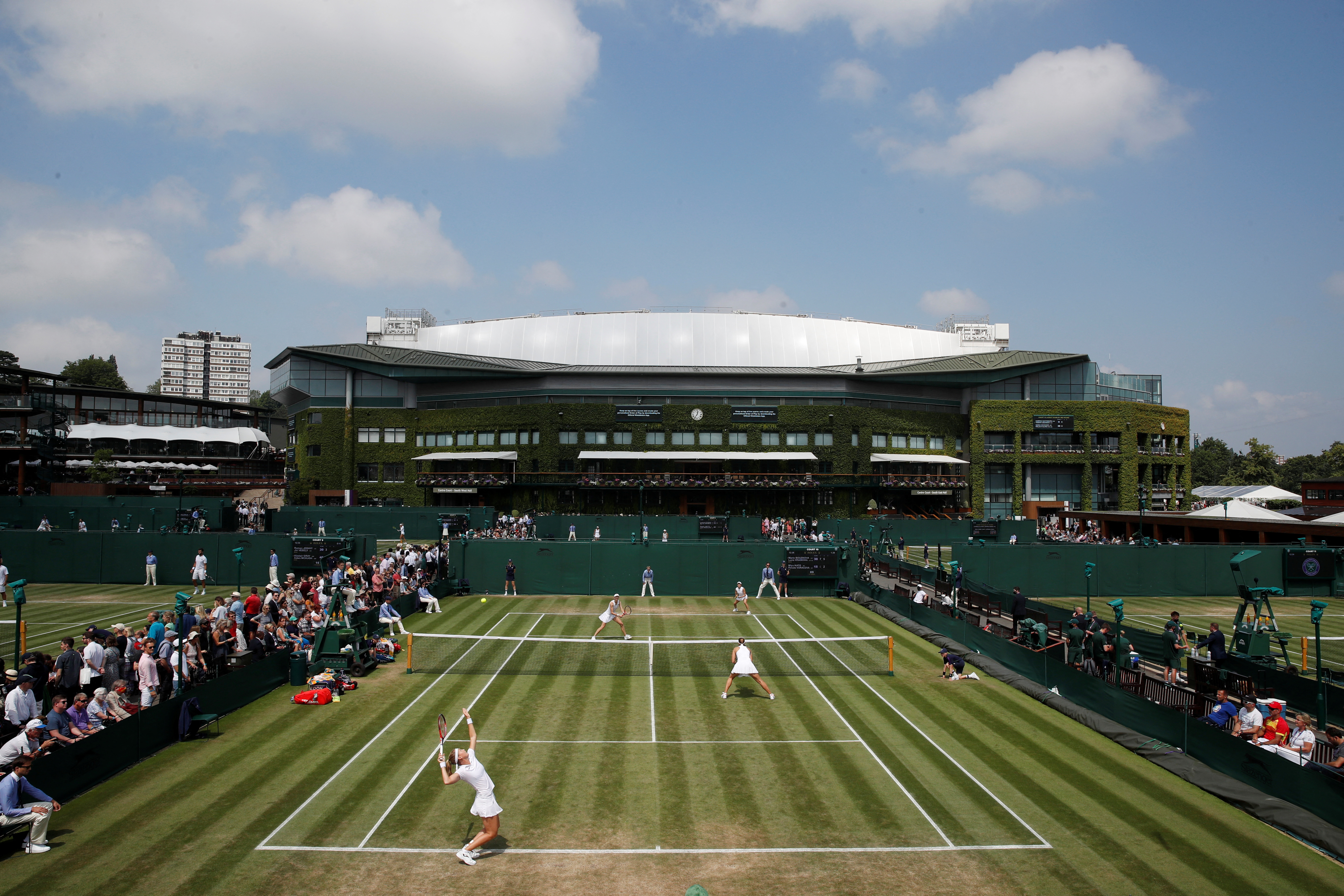 Wimbledon, que comienza a finales de junio, planea prohibir la participación de jugadores rusos y bielorrusos (Foto: REUTERS)