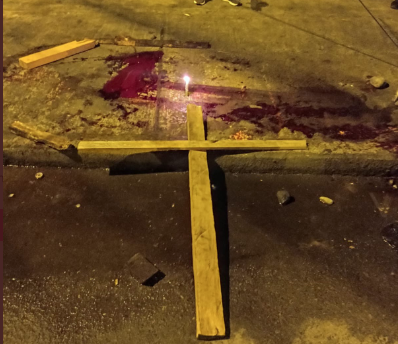 Los manifestantes marcaron con una cruz el lugar donde murió uno de los participantes de la protesta.
