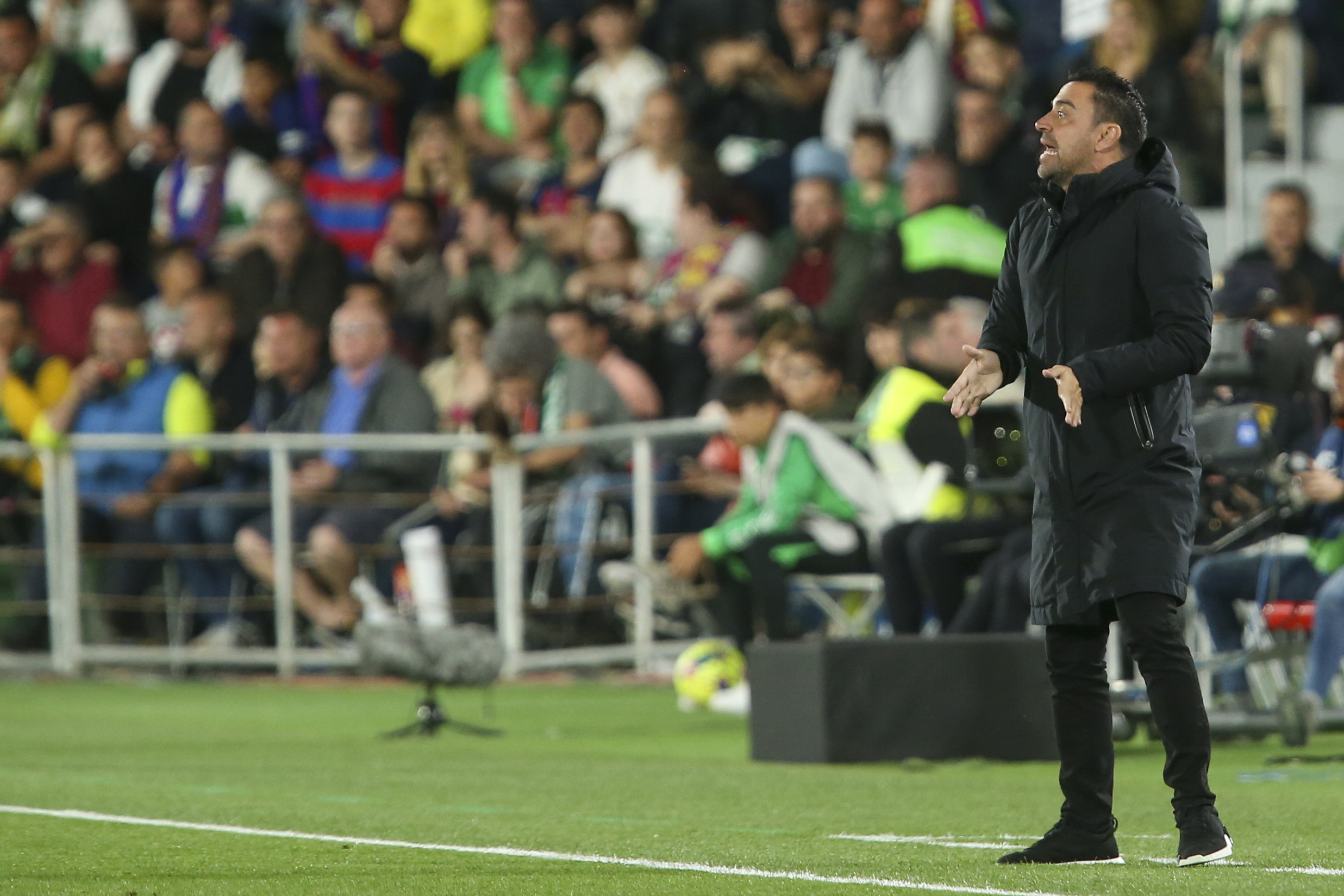 El técnico del Barcelona Xavi Hernandez da instrucciones a sus jugadores durante el encuentro ante el Elche en la liga española el sábado 1 de abril del 2023. (AP Foto/Alberto Saiz)
