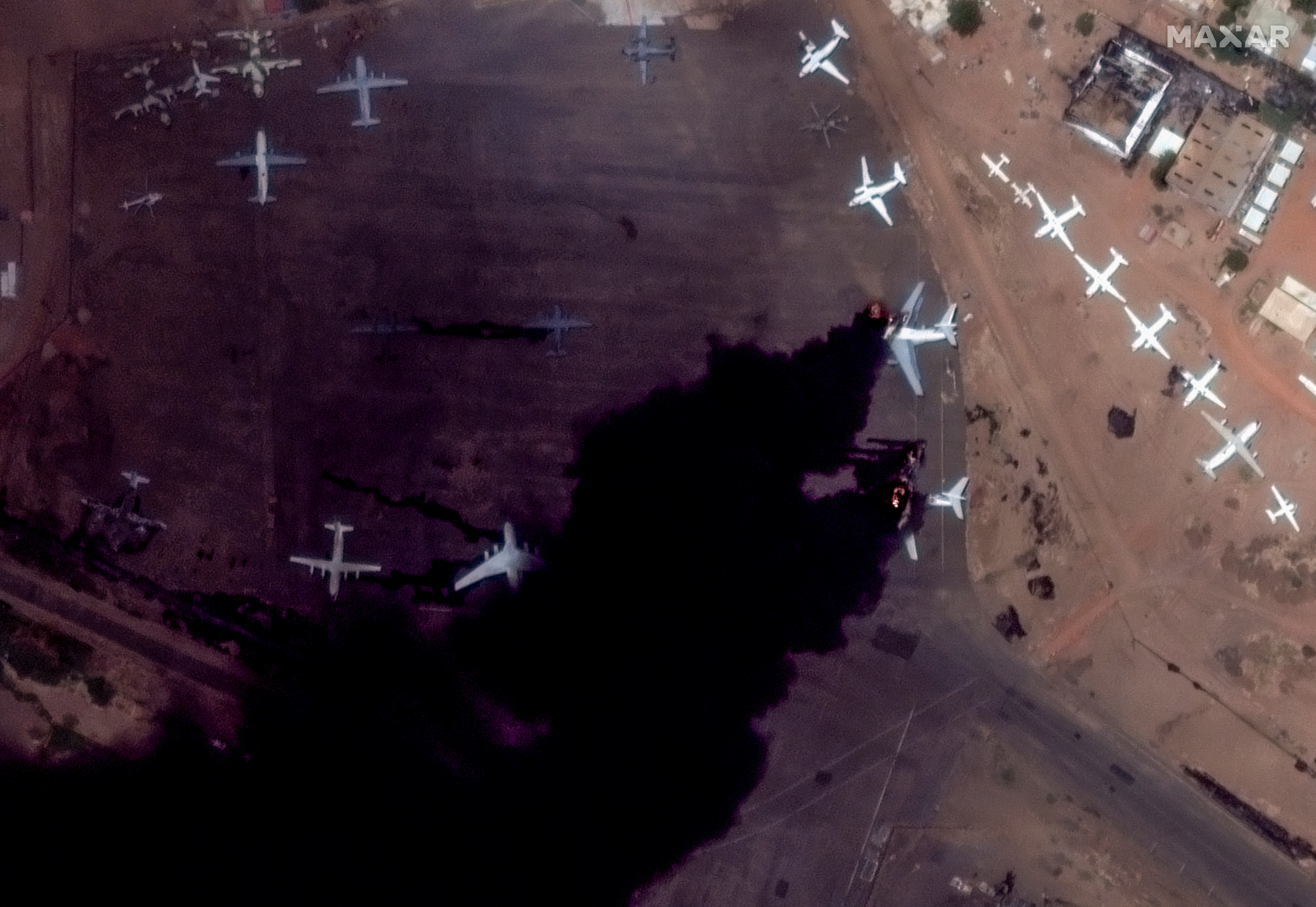 Los distintos frentes en conflicto han mantenido las hostilidades en el Aeropuerto de Jartum. (Maxar Technologies/Handout vía REUTERS)
