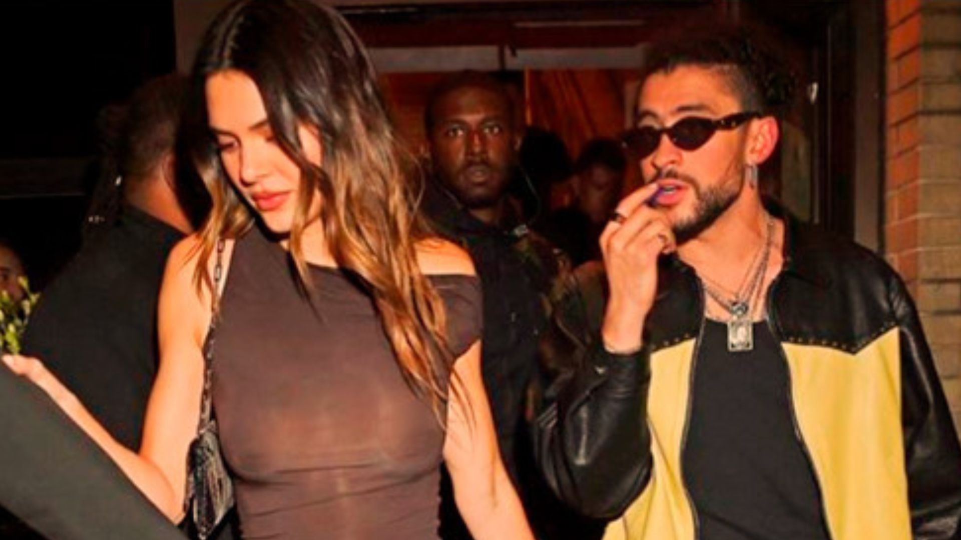 Bad Bunny y Kendall Jenner captados en Nueva York saliendo de cenar (Captura de pantalla Twitter)