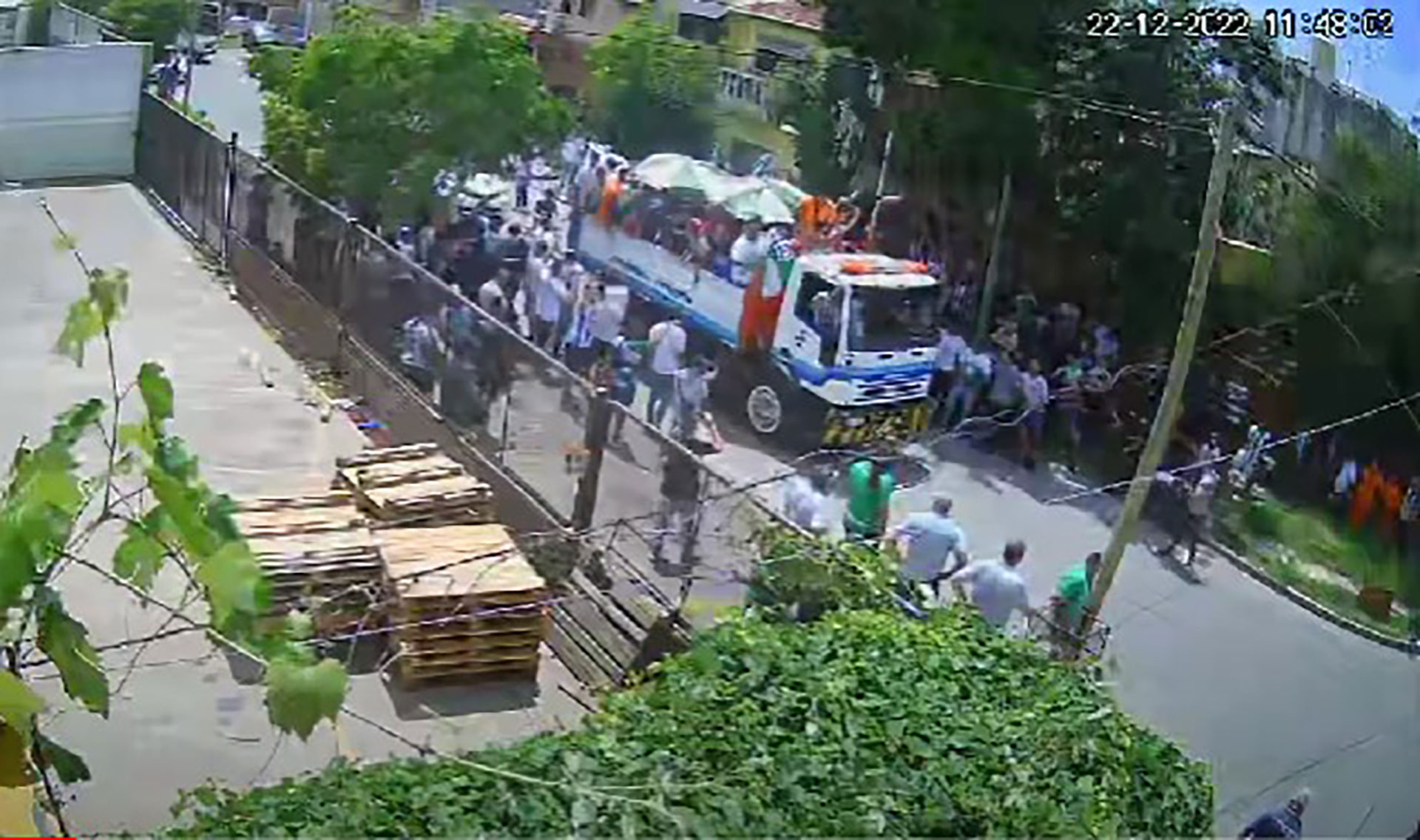 En uno de los bloqueos a Distribuidora Don Juan, los manifestantes sindicales llegaron en camiones y 7 ómnibus