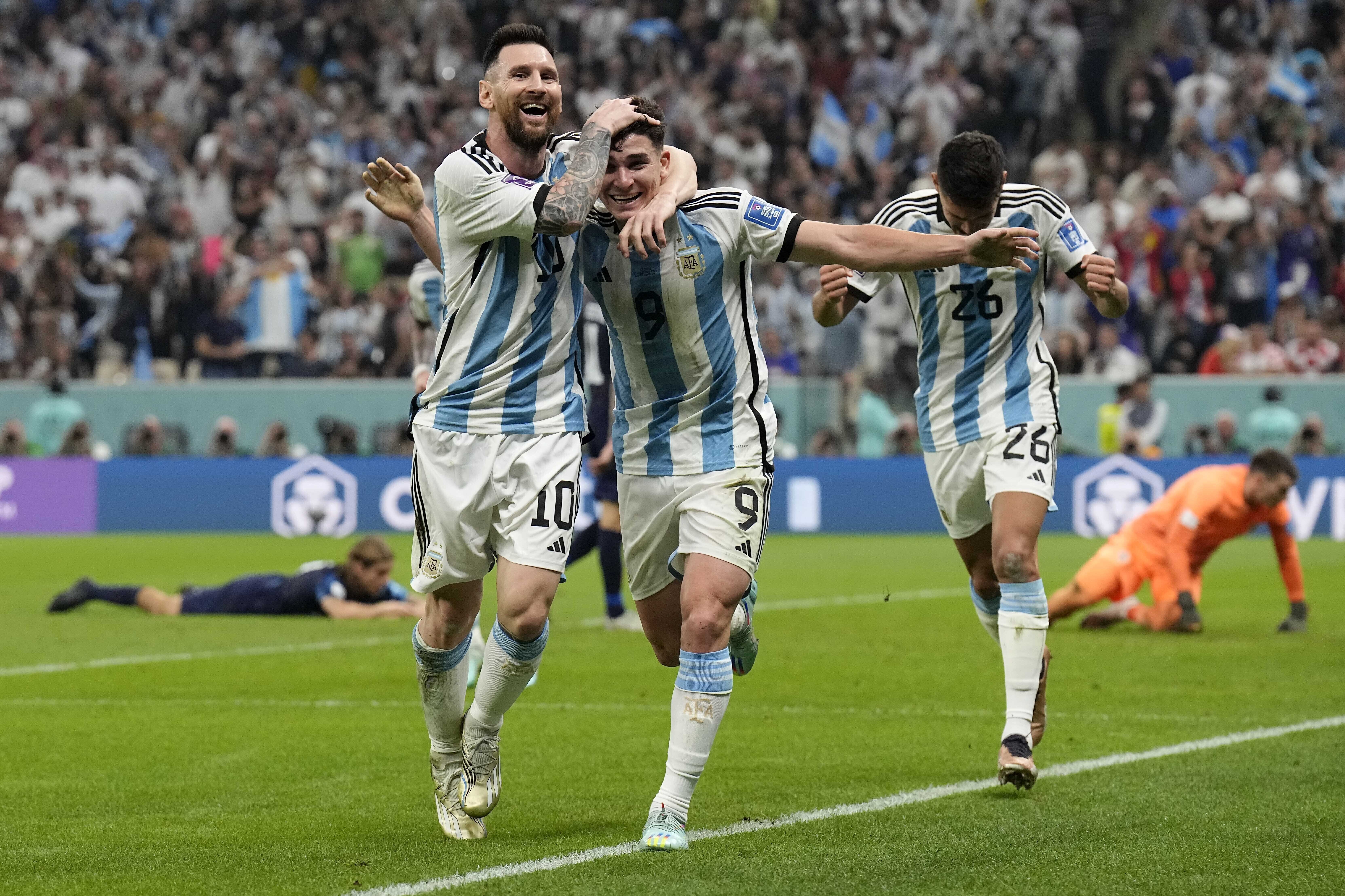 Lionel Messi (izquierda) y Julián Álvarez celebran luego que Álvarez anotó un gol para Argentina en la victoria 3-0 ante Croacia en la semifinal de la Copa Mundial (AP Foto/Martin Meissner)