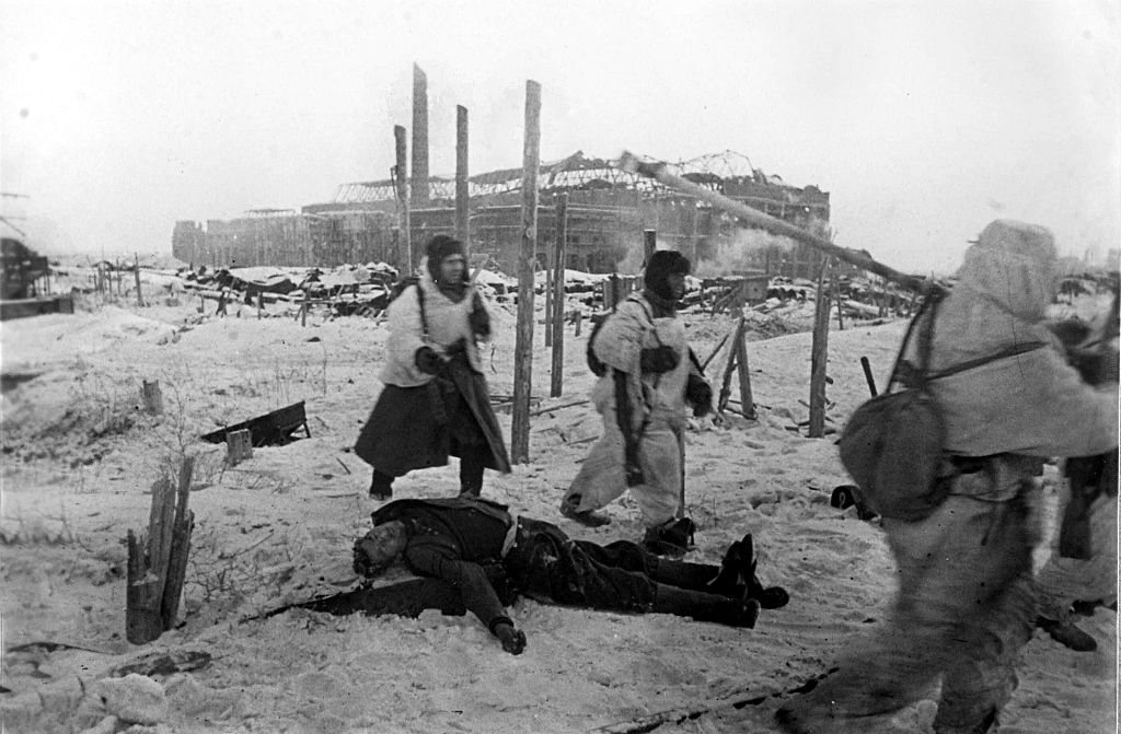  En los ciento 74 de lucha, desde el 23 de agosto de 1942, cuando Stalingrado fue sitiada por los nazis, hasta el 2 de febrero de 1943, cuando el VI Ejército alemán se rindió al Ejército Rojo, murieron en ese escenario de horror más de 800 mil soldados alemanes y sus aliados, italianos, rumanos, croatas y húngaros, y 1,2 millones soldados y civiles soviéticos (Laski Diffusion/Getty Images)