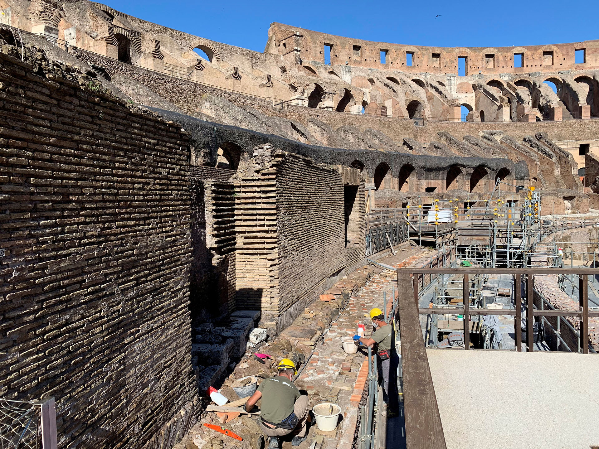 Operarios trabajan en el Coliseo (EFE/Álvaro Caballero)