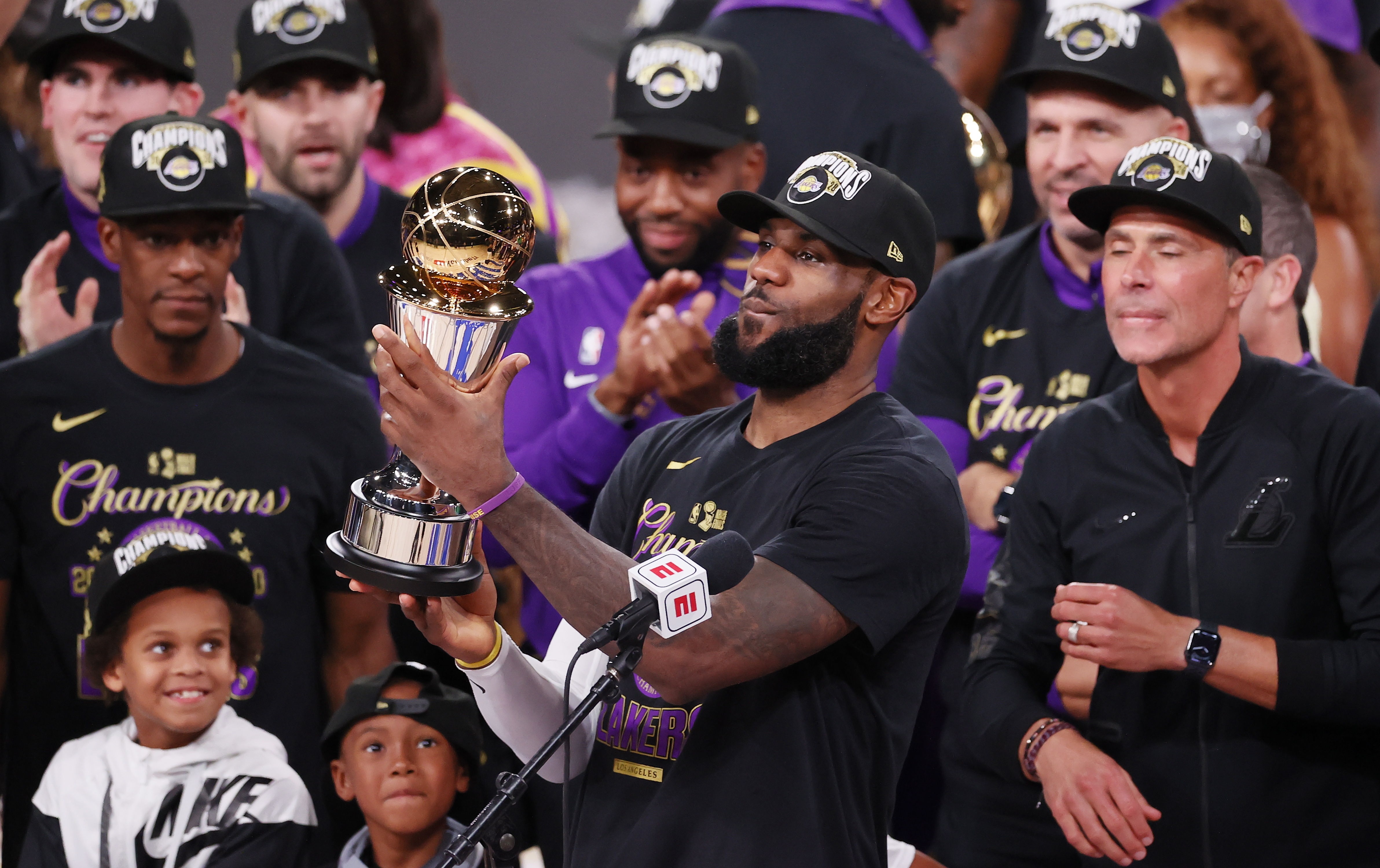 Rondo (izquierda) campeón de la NBA con Los Ángeles Lakers en la burbuja de Disney (Foto: Reuters)