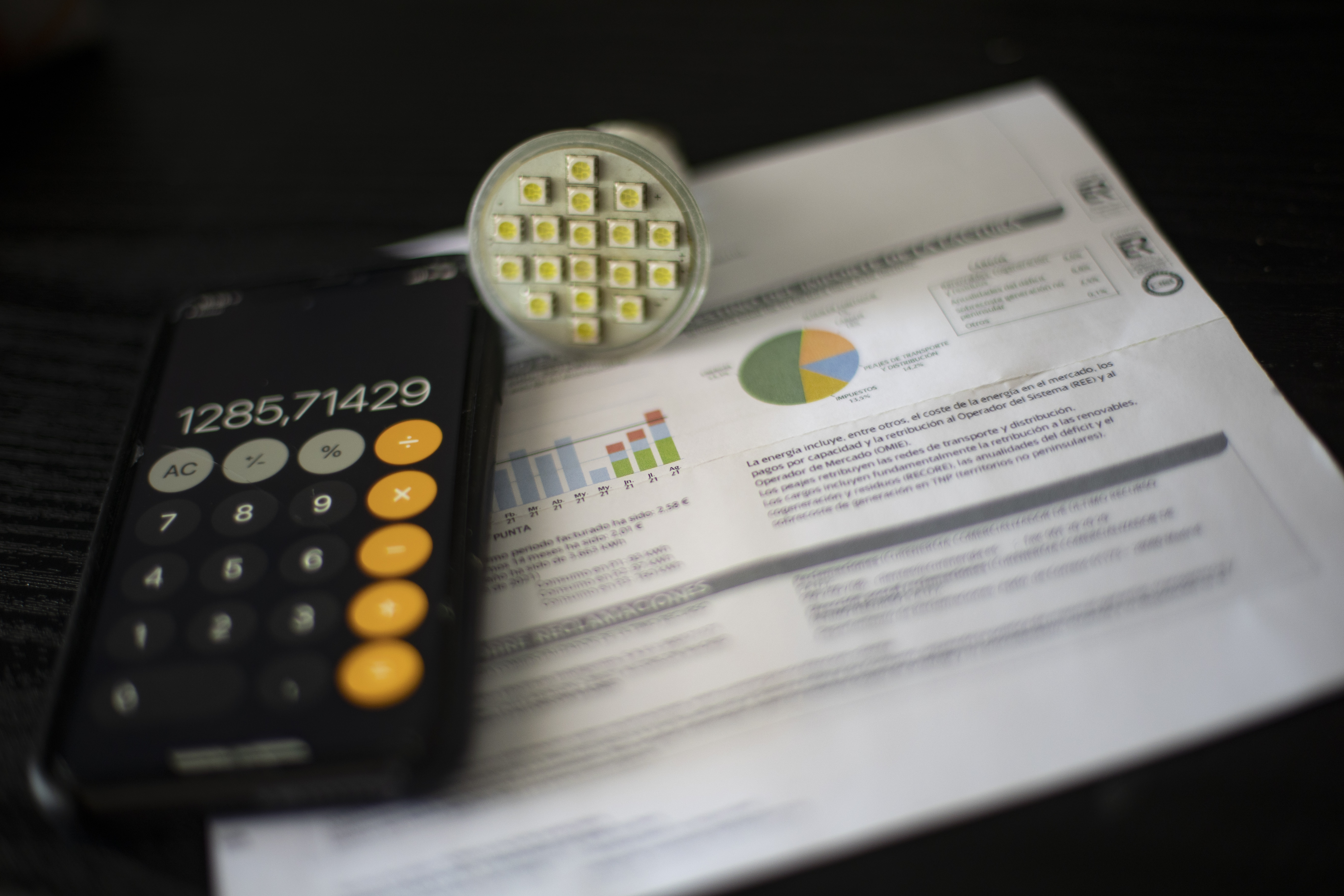 La factura final que reciben los usuarios está compuesta por el precio de la energía, los costos del transporte y la distribución y los impuestos