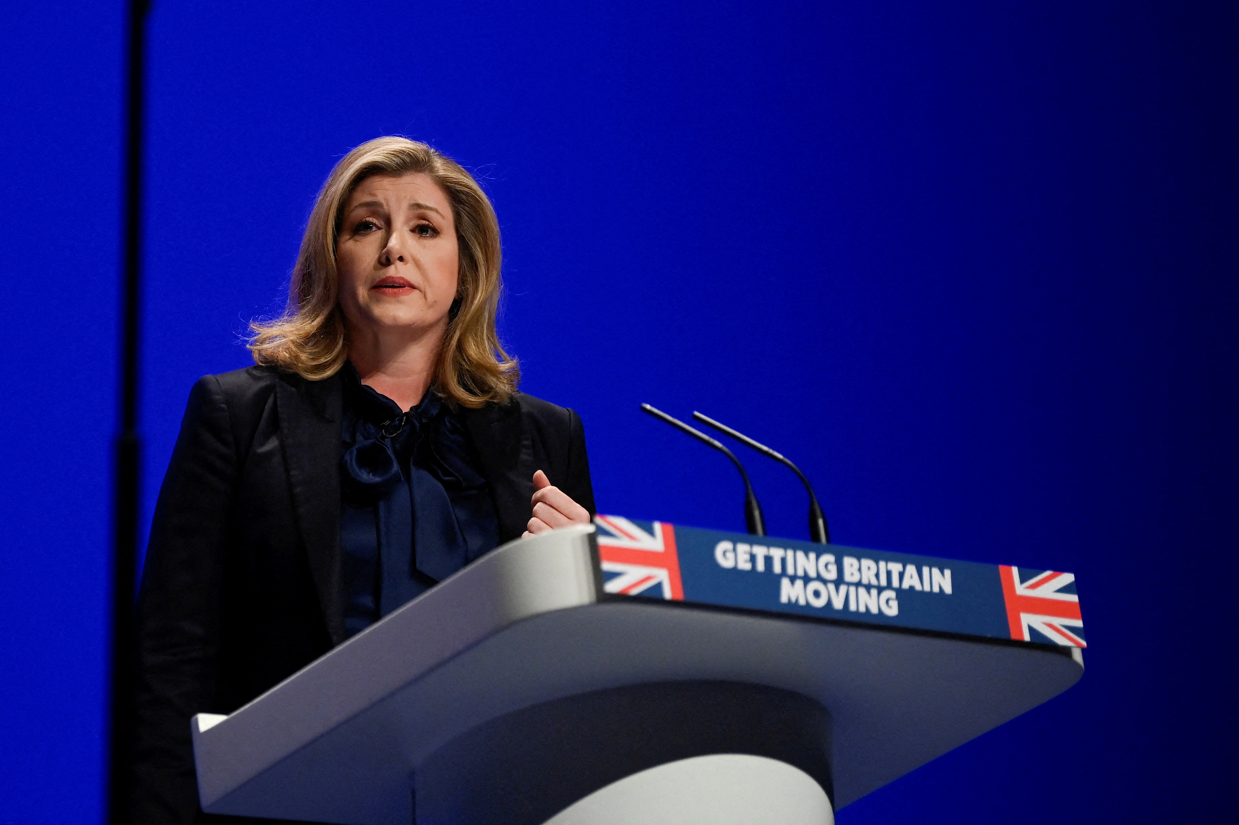 La líder británica de la Cámara de los Comunes, Penny Mordaunt, habla en el escenario durante la conferencia anual del Partido Conservador en Birmingham, Gran Bretaña, el 2 de octubre de 2022. REUTERS/Toby Melville/Archivo