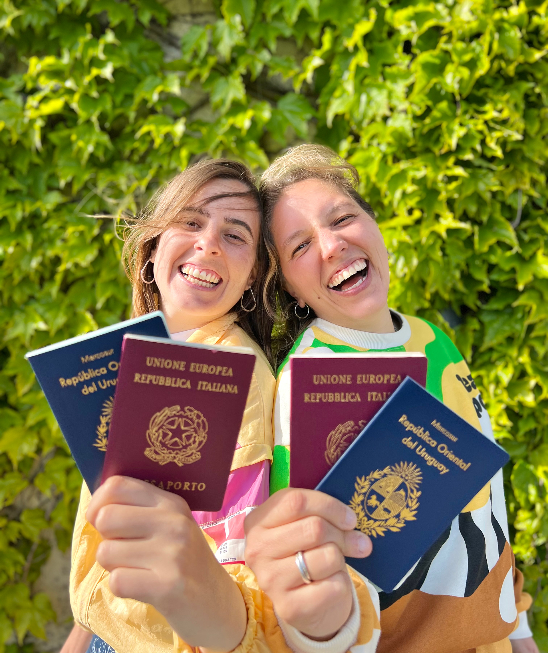 Ania y Fio con sus pasaportes uruguayo e italiano: por ahora están en Europa, pero no descartan viajar a Australia en breve