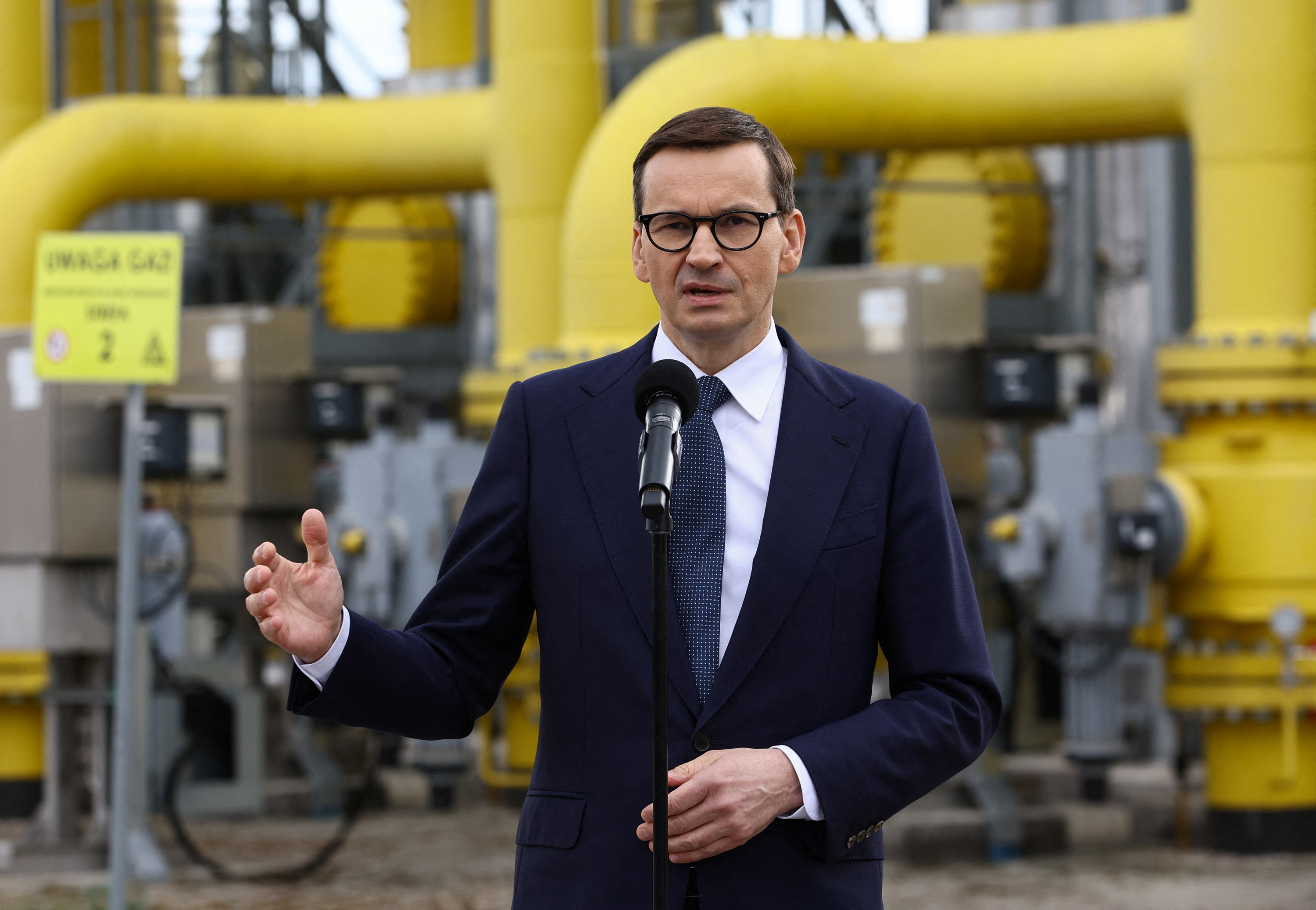 El primer ministro polaco, Mateusz Morawiecki, brindó una rueda de prensa desde las instalaciones de la operadora gasística Gaz System en Rembelszczyzna, cerca de Varsovia (REUTERS/Kacper Pempel)