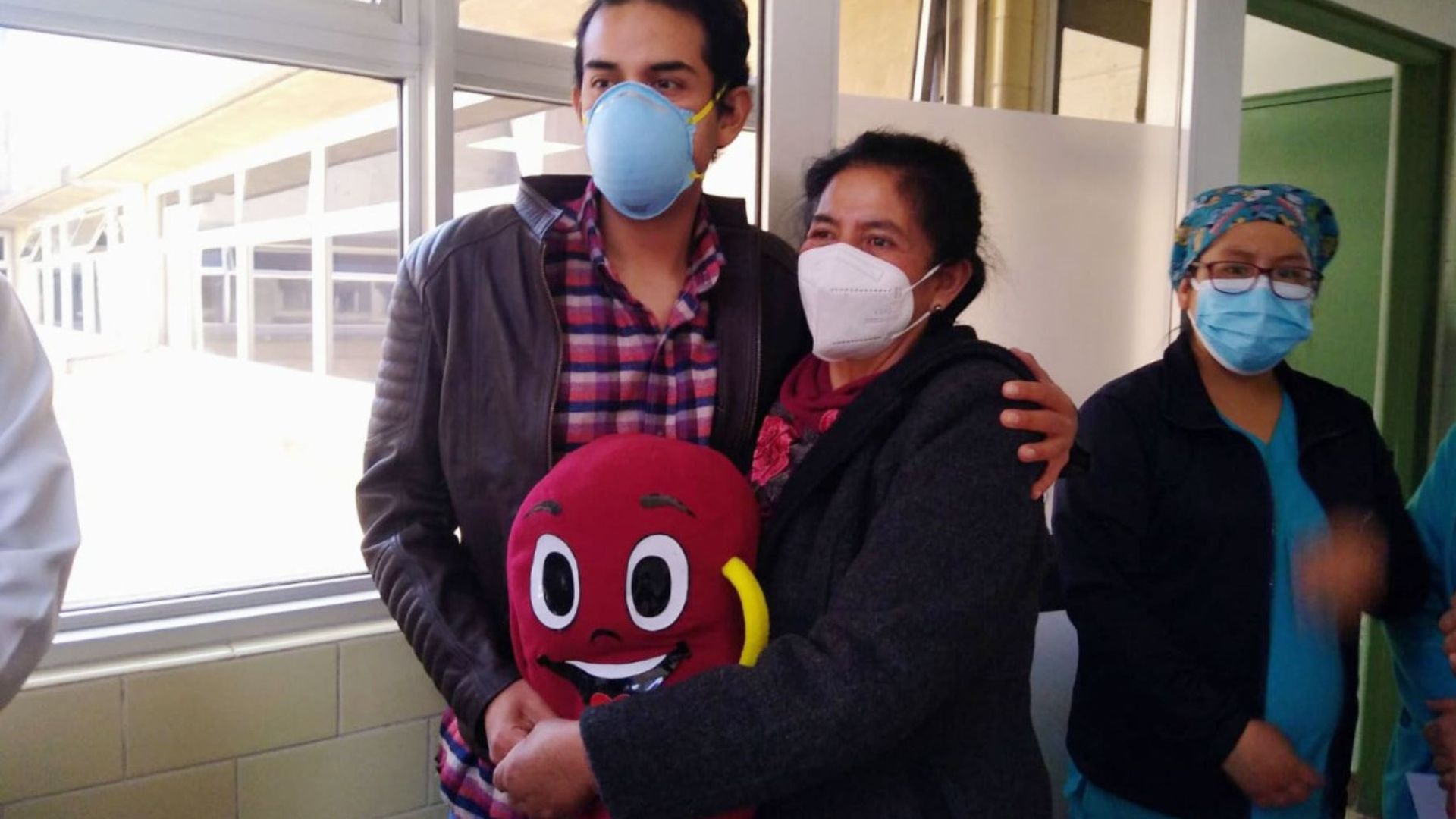 Huancayo: mujer dona riñón a su hijo que vivía con diálisis diaria