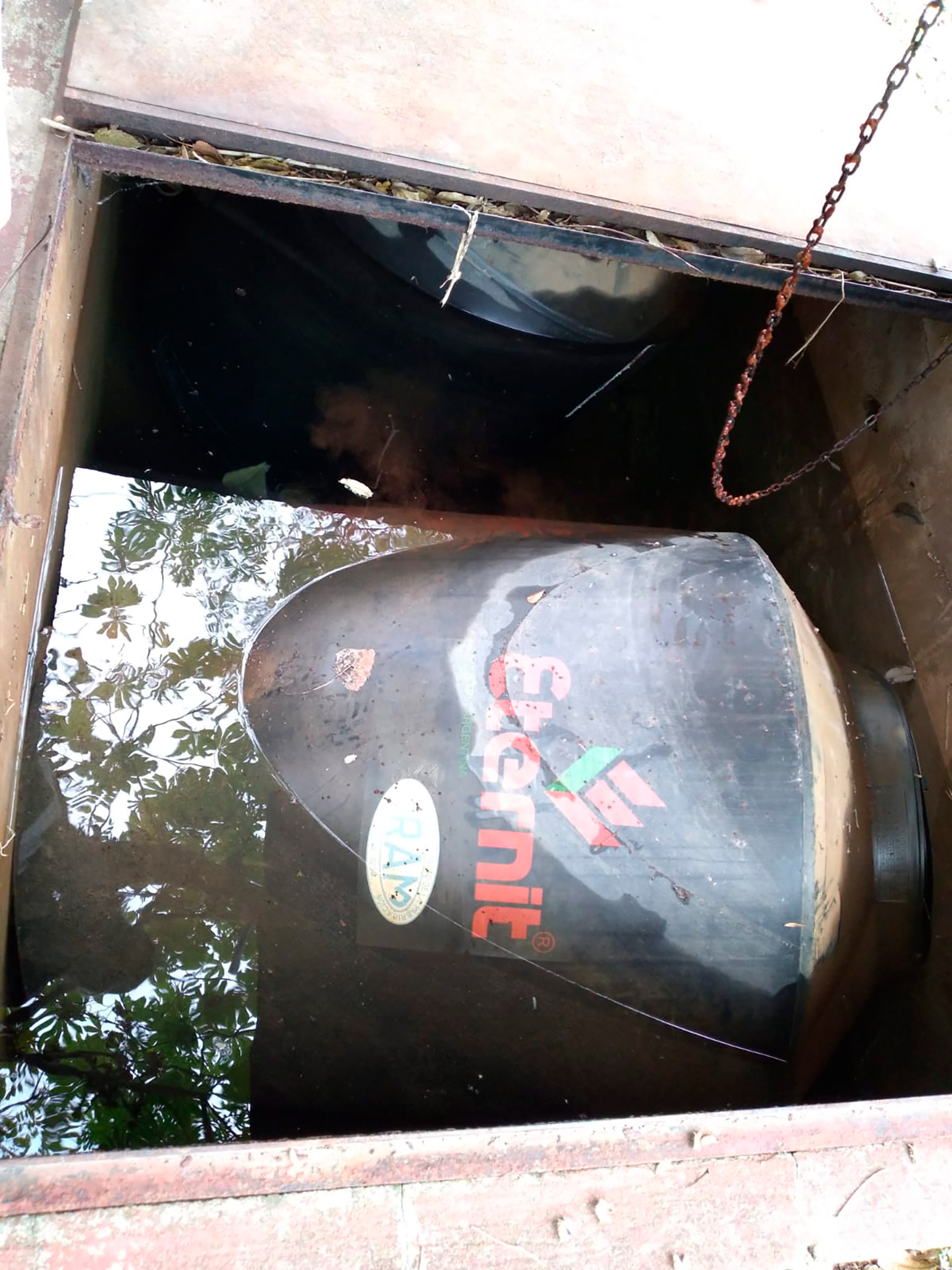 Un tanque de agua roto de la Escuela 146 de Ciudad Evita, uno de los tantos problemas de mantenimiento que existen y no son atendidos