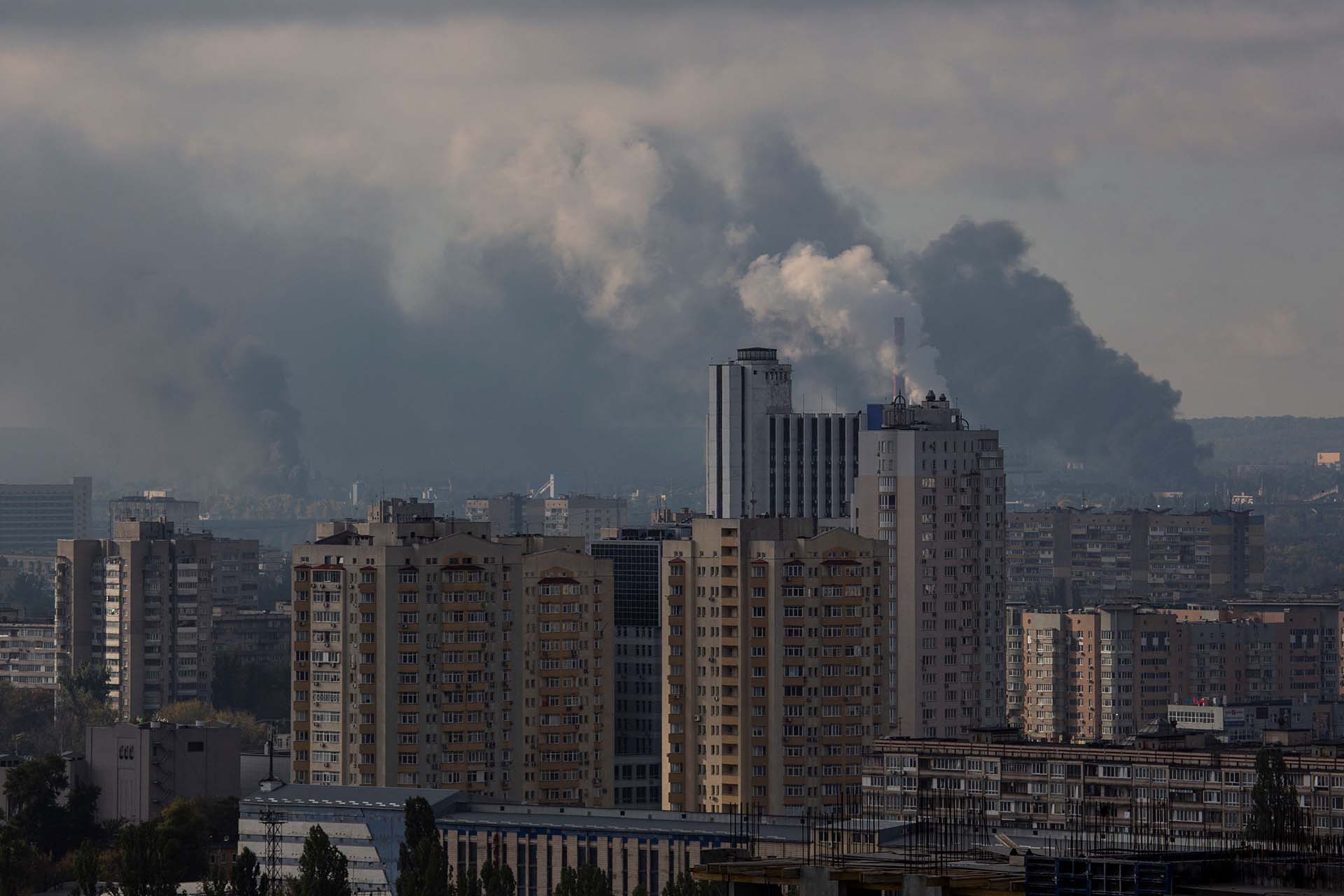 El humo se eleva sobre Kiev después de un ataque con misiles rusos.