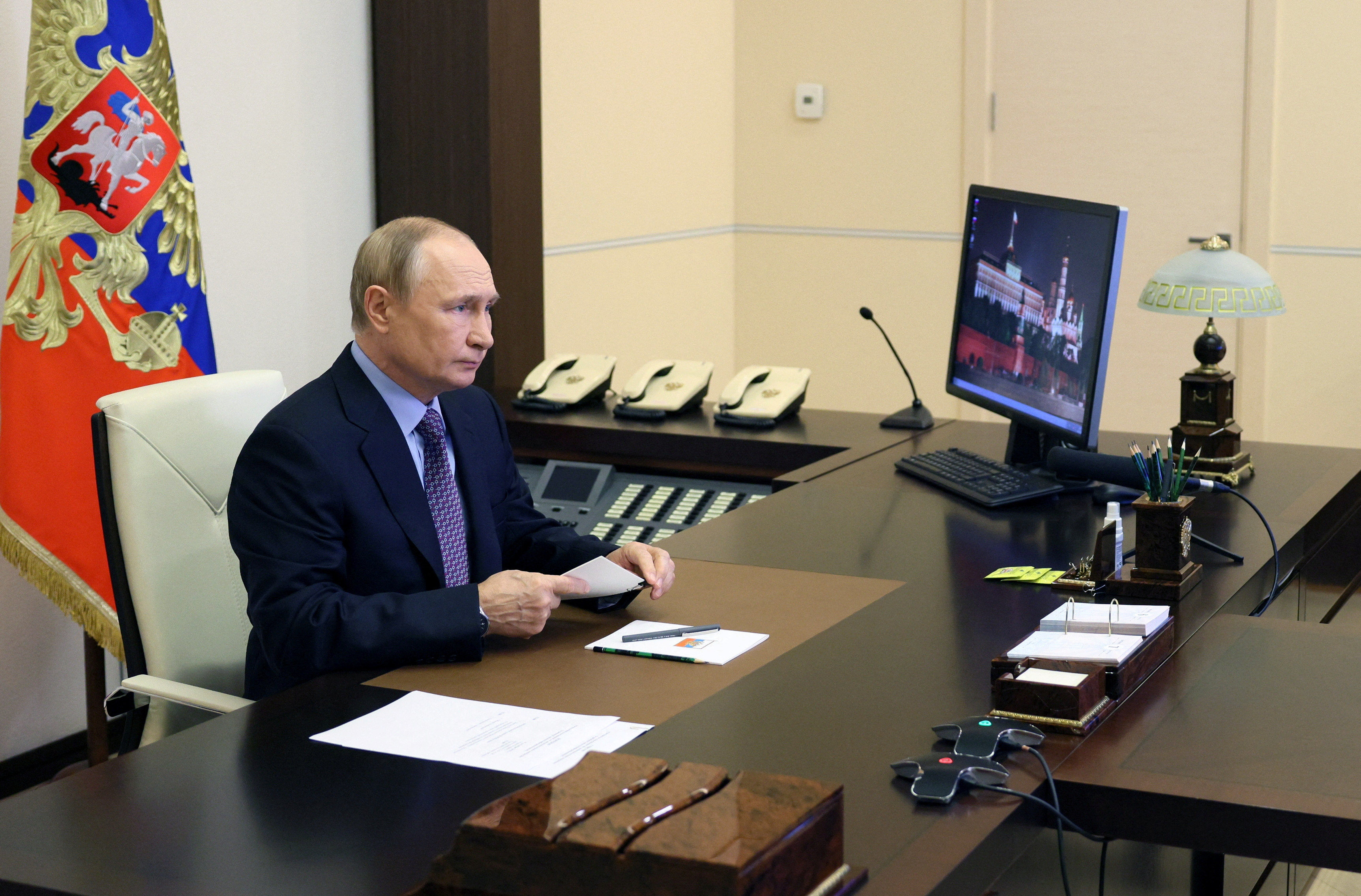 Analistas de inteligencia señalan que Vladimir Putin está cada vez más aislado y que incluso miembros de su círculo interno se animan a confrontarlo (Reuters)
