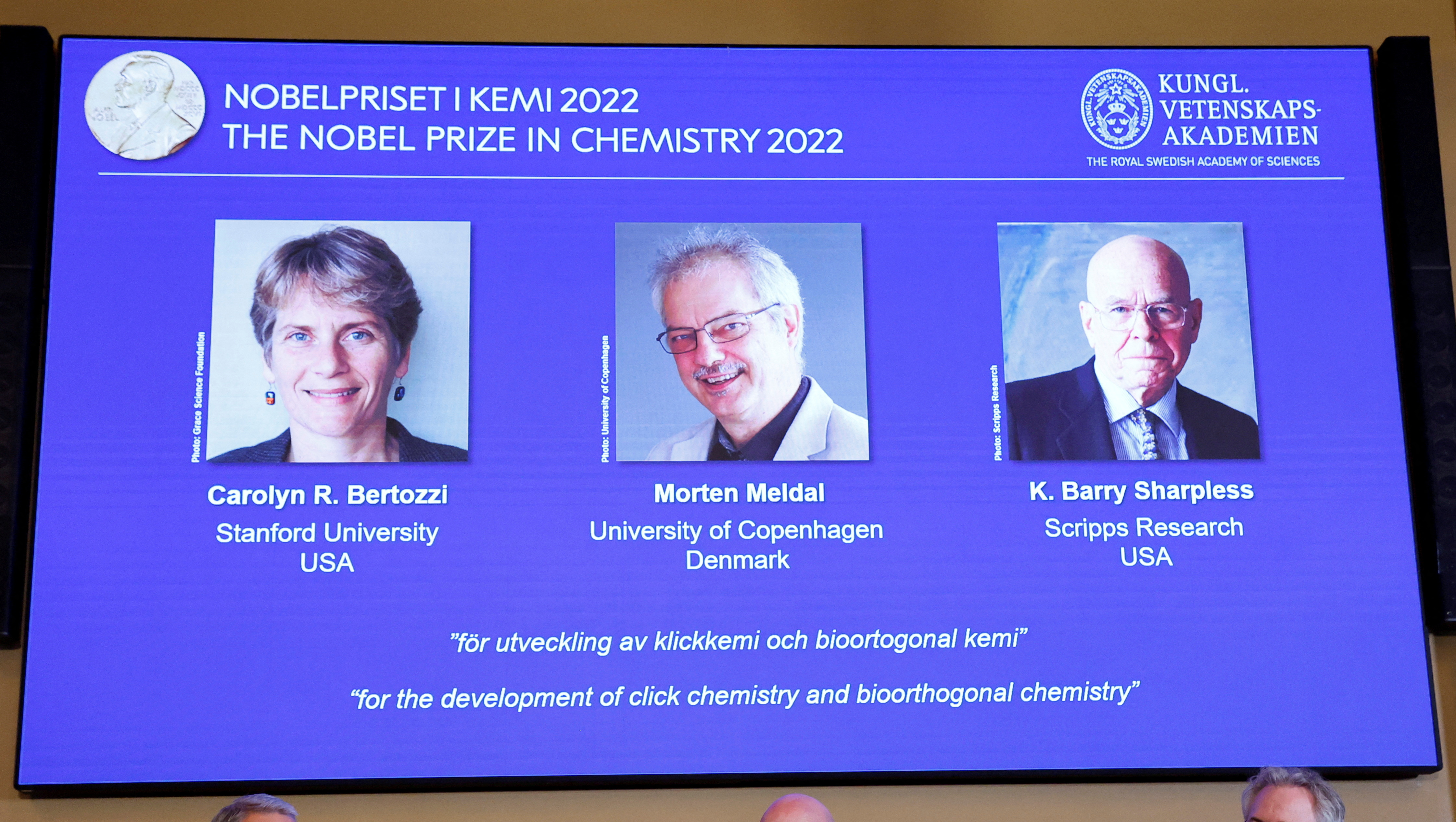 Los ganadores Carolyn R. Bertozzi (EEUU), Morten Meldal (Dinamarca) y K. Barry Sharpless (EEUU) del Premio Nobel de Química 2022 durante una conferencia de prensa en la Real Academia Sueca de Ciencias en Estocolmo, Suecia