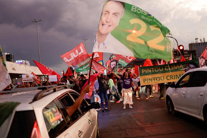 Seguidores del presidente y candidato a la reelección Jair Bolsonaro comparten espacio en una calle con partidarios del exmandatario Luiz Inácio Lula da Silva en Brasilia. (REUTERS/Ueslei Marcelino)