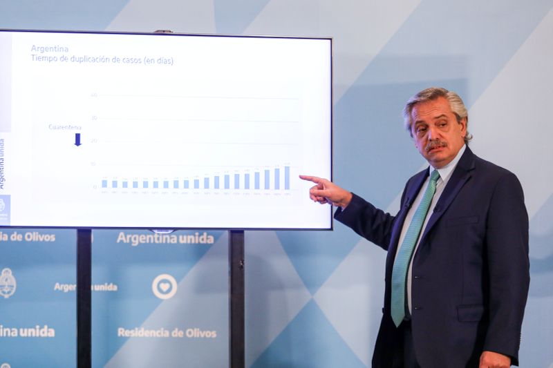 Alberto Fernández señala un gráfico durante una conferencia de prensa sobre la cuarentena decrerada en prevención del coronavirus (Esteban Collazo/Presidencia de Argentina/via editores de Reuters)