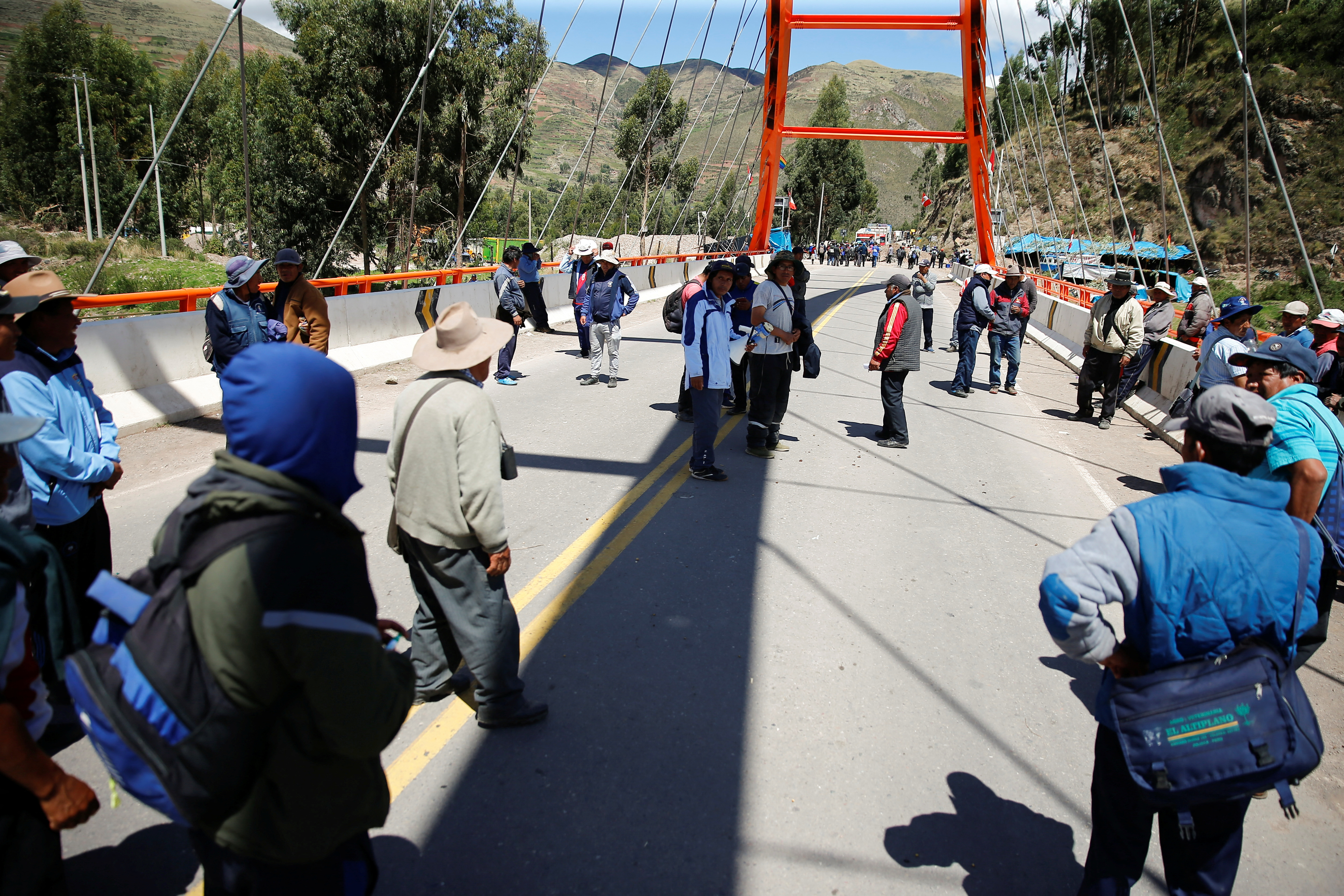 Peruvian demonstrators protest demanding early elections and the release of Peruvian ousted leader Pedro Castillo on a highway blockade, in Cusco, Peru January 7, 2023. REUTERS/Hugo Courotto NO RESALES. NO ARCHIVES