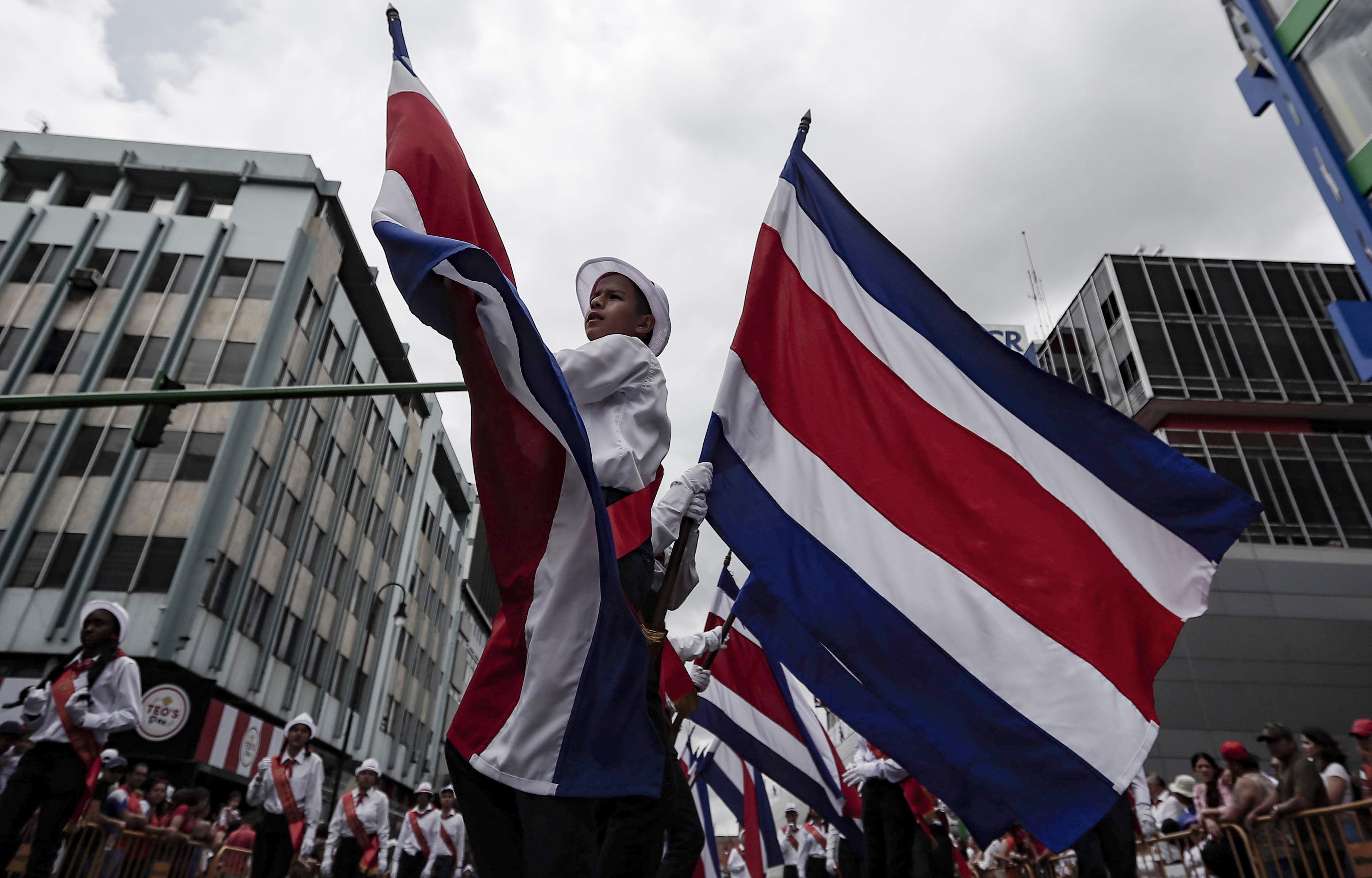 Las acciones y los bonos argentinos operaron en baja en Wall Street, afectados por las tensiones del mercado local
