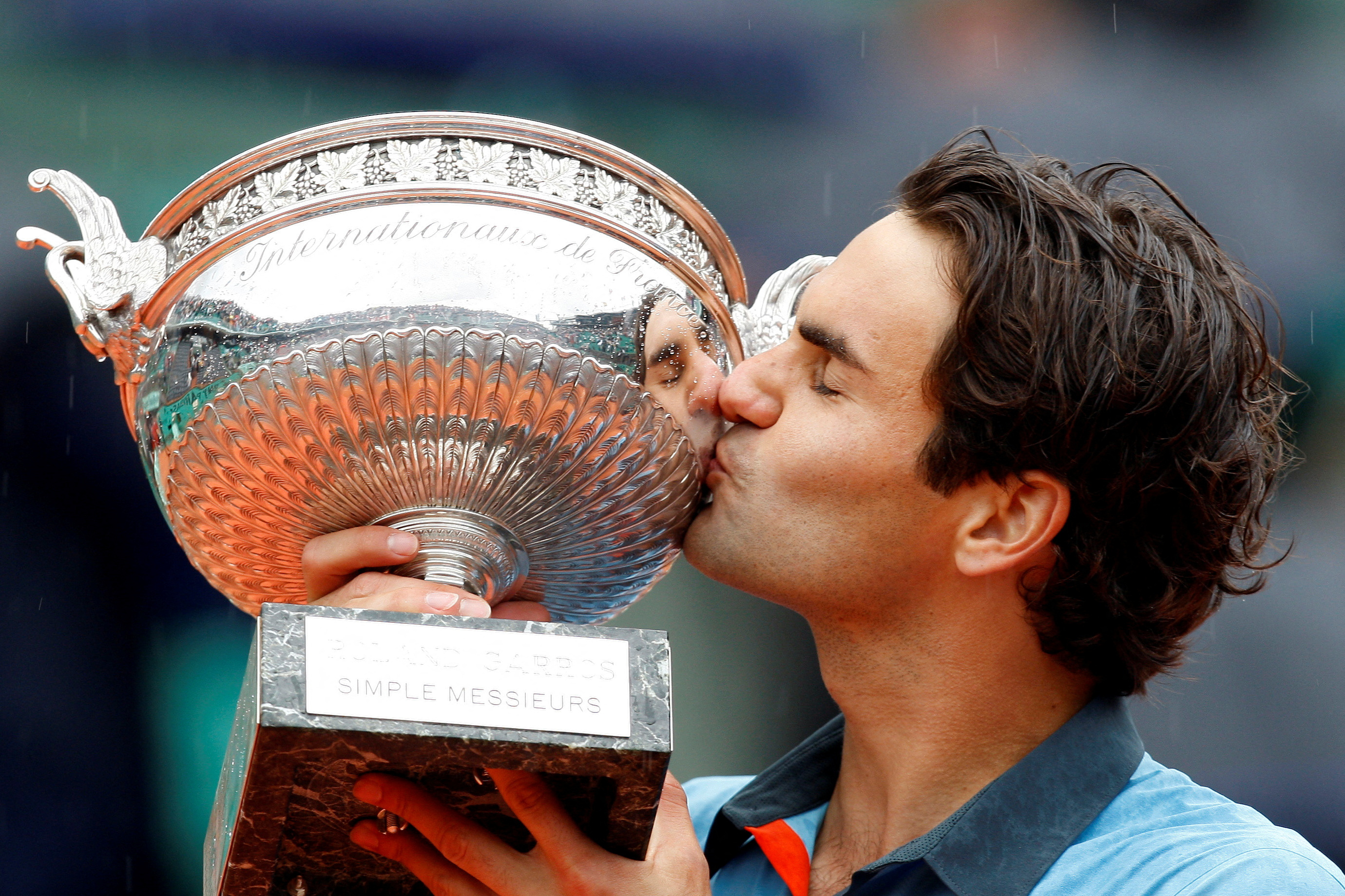 El beso enterno con el trofeo por haber ganado Roland Garros en 2009, su único título en el polvo de ladrillo parisino (REUTERS/Charles Platiau)