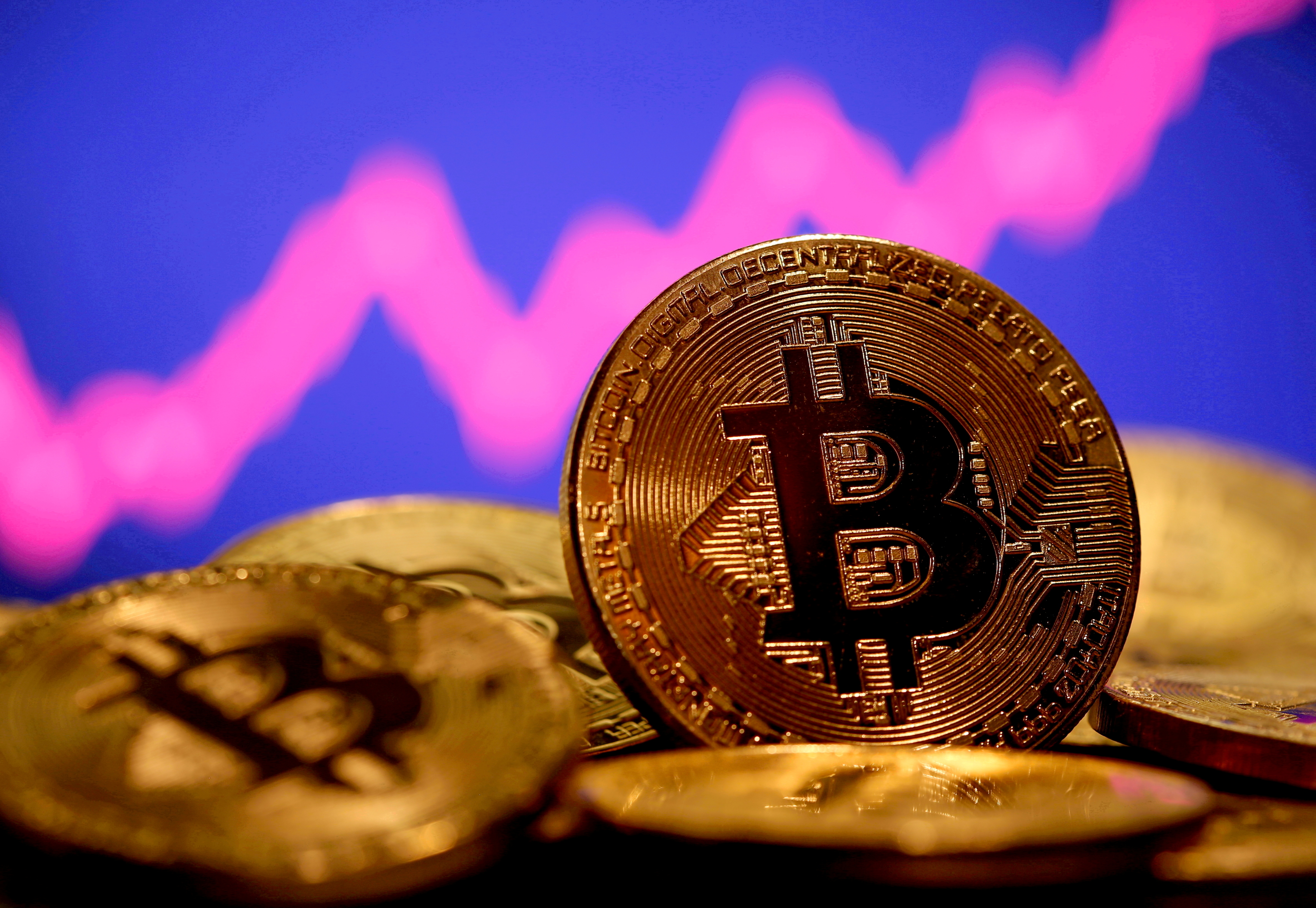 Una representación de la moneda virtual Bitcoin (Foto: REUTERS/Dado Ruvic)
