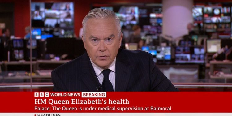 Un periodista de la cadena BBC viste de luto ante el delicado estado de salud de la reina